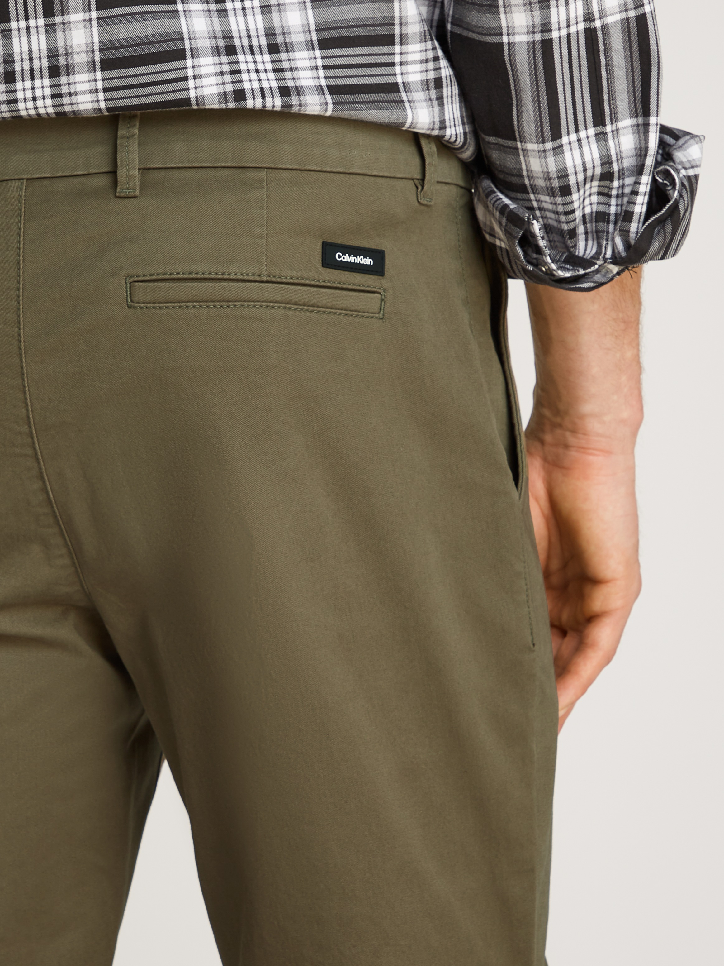 Thumbnail - Calvin Klein "MODERN TWILL SLIM CHINO" mit Logoprägung
