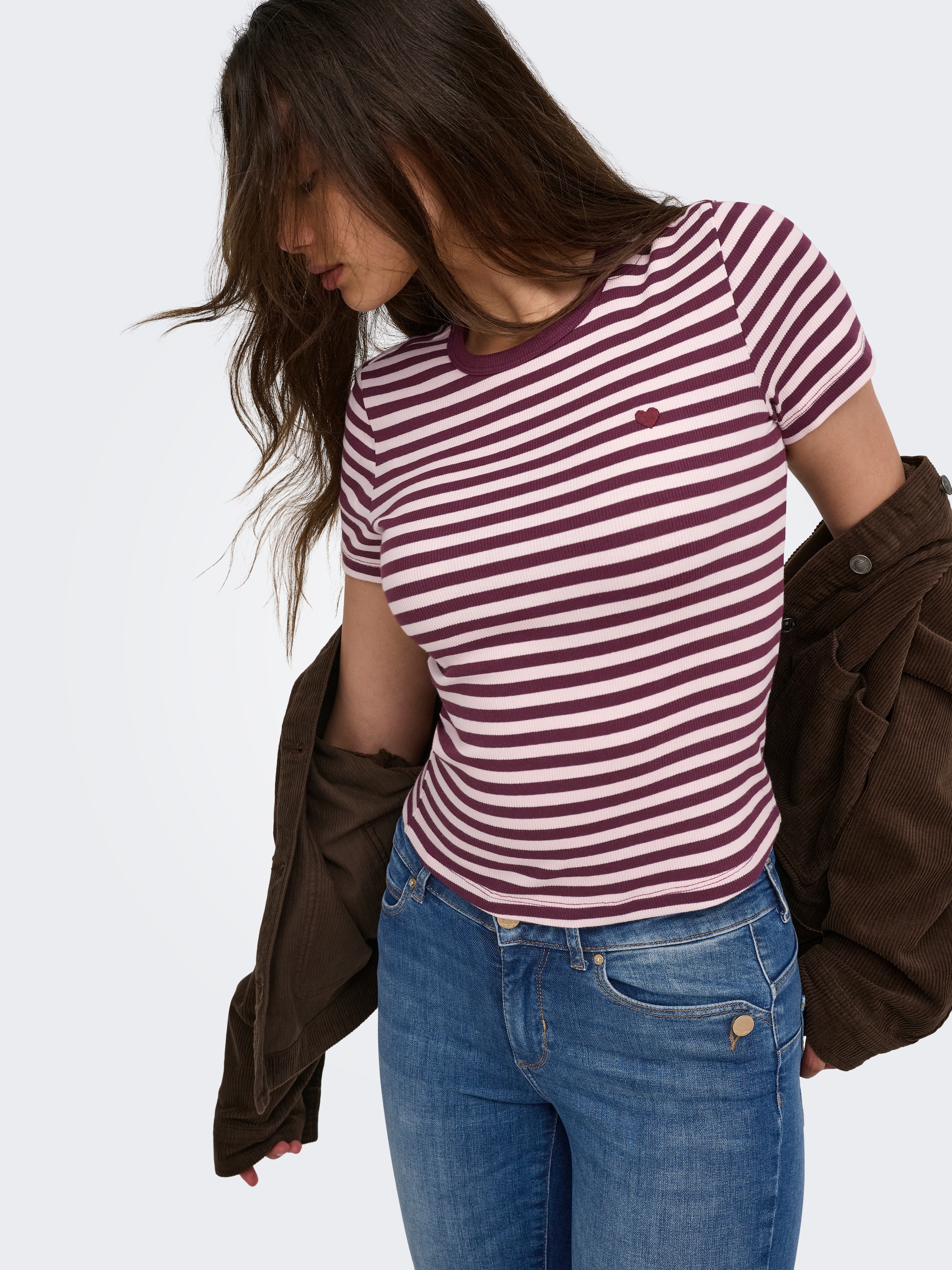 ONLY Kurzarmshirt »ONLVAL S/S O-NECK STRIPE TOP JRS« Baumwollmischung, regular fit, kleine Herz Stickerei