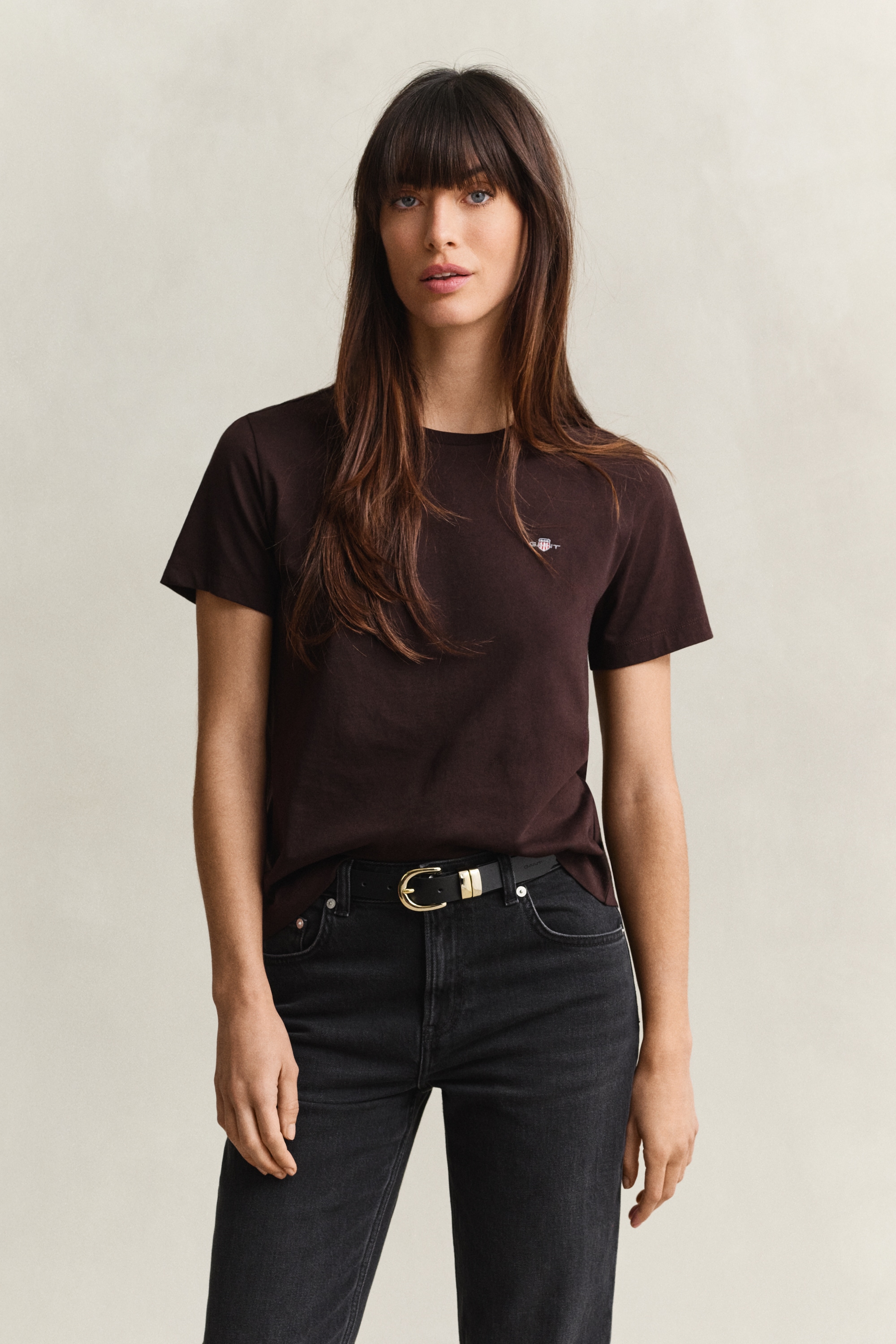 Gant T-Shirt "REG SHIELD KA T-SHIRT" mit einer kleinen aufgestickten Wappen-Grafik auf der Brust