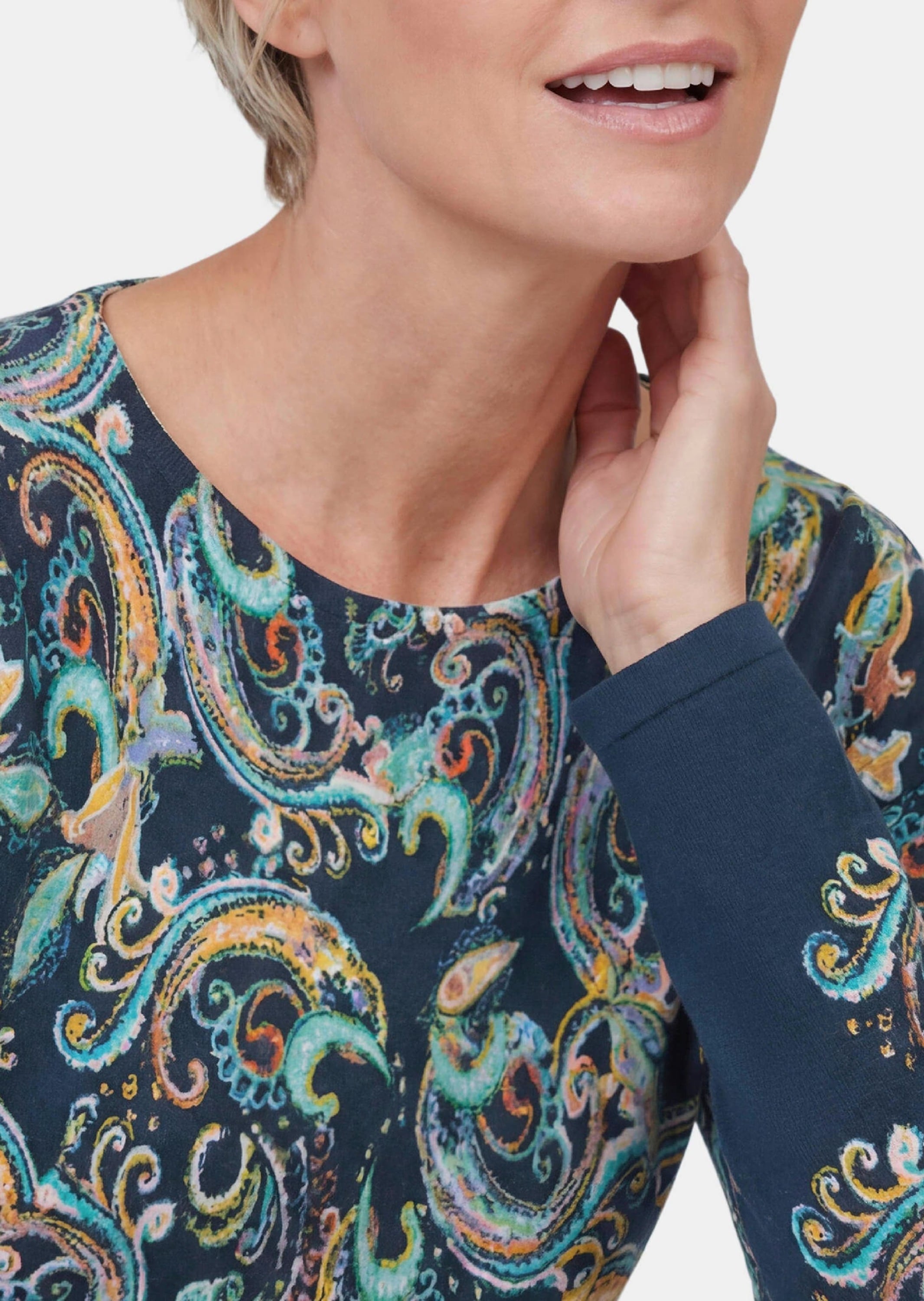 GOLDNER Rundhalspullover »Kurzgröße Feinstrickpullover mit Paisley-Druck« farbenfroher Print auf Strick