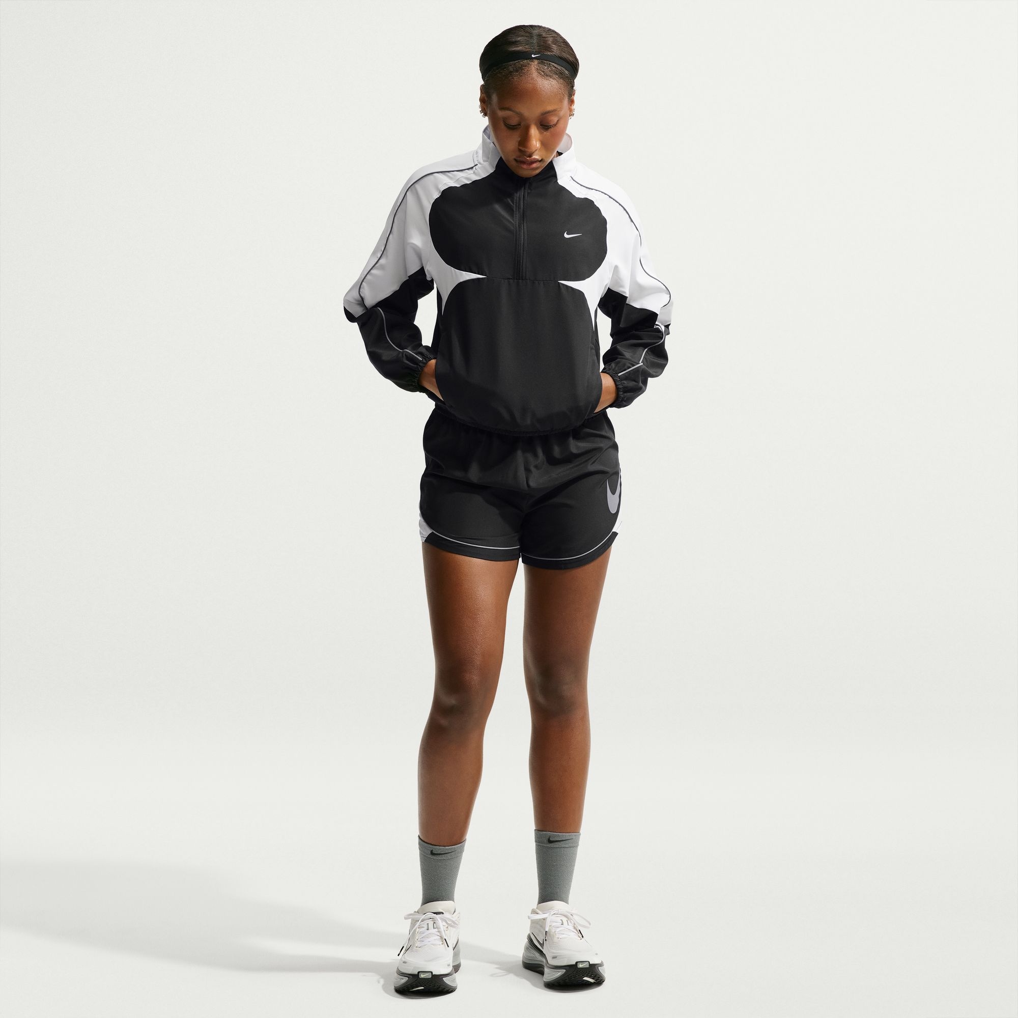 Nike Laufshorts »W NK SWOOSH DF SHORT«  für den Sportbereich, mit Bewegungsfreiheit, sportlicher Schnitt