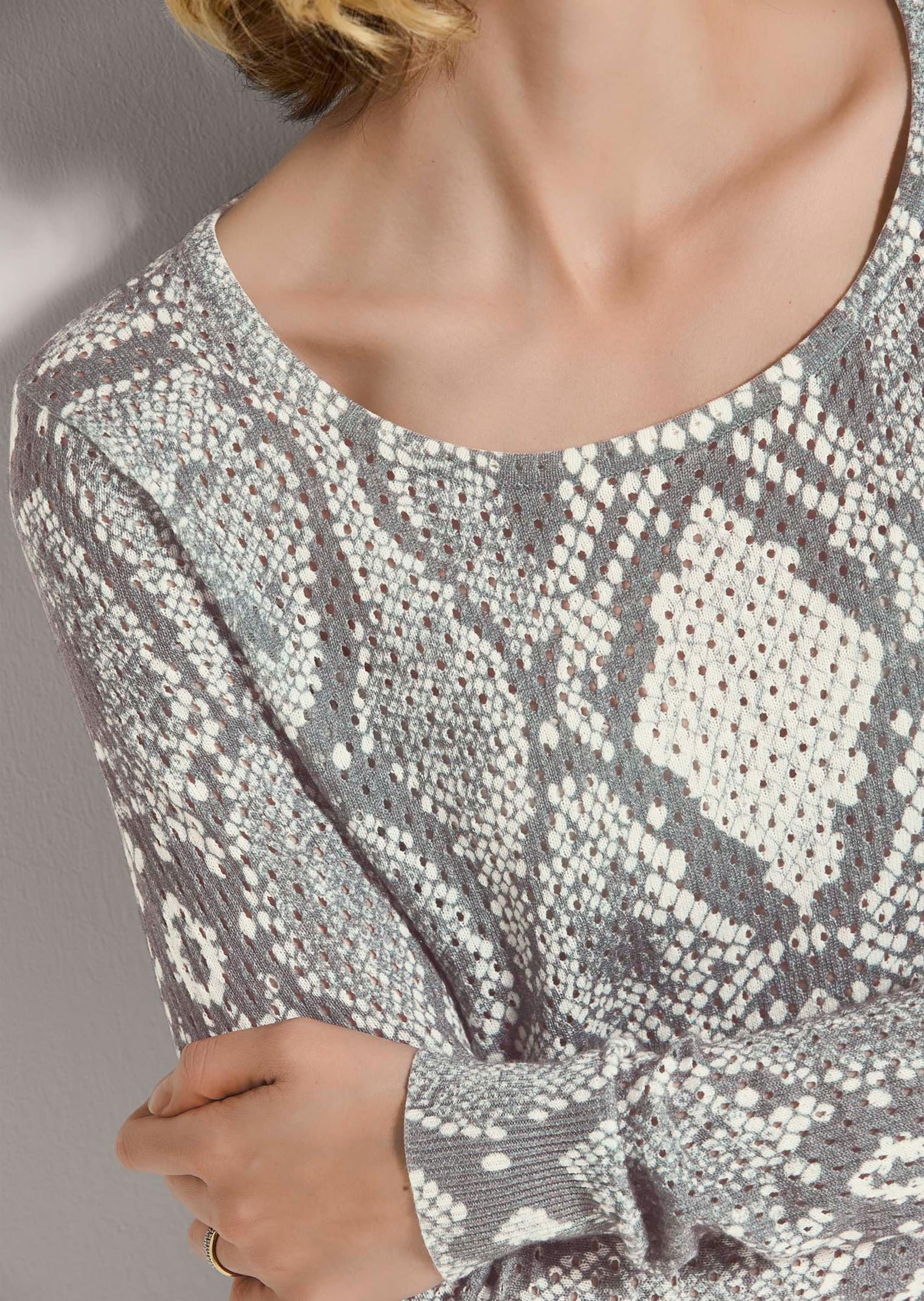 MADELEINE Longpullover »Pullover Ajour-Pullover mit Unikat-Print«
