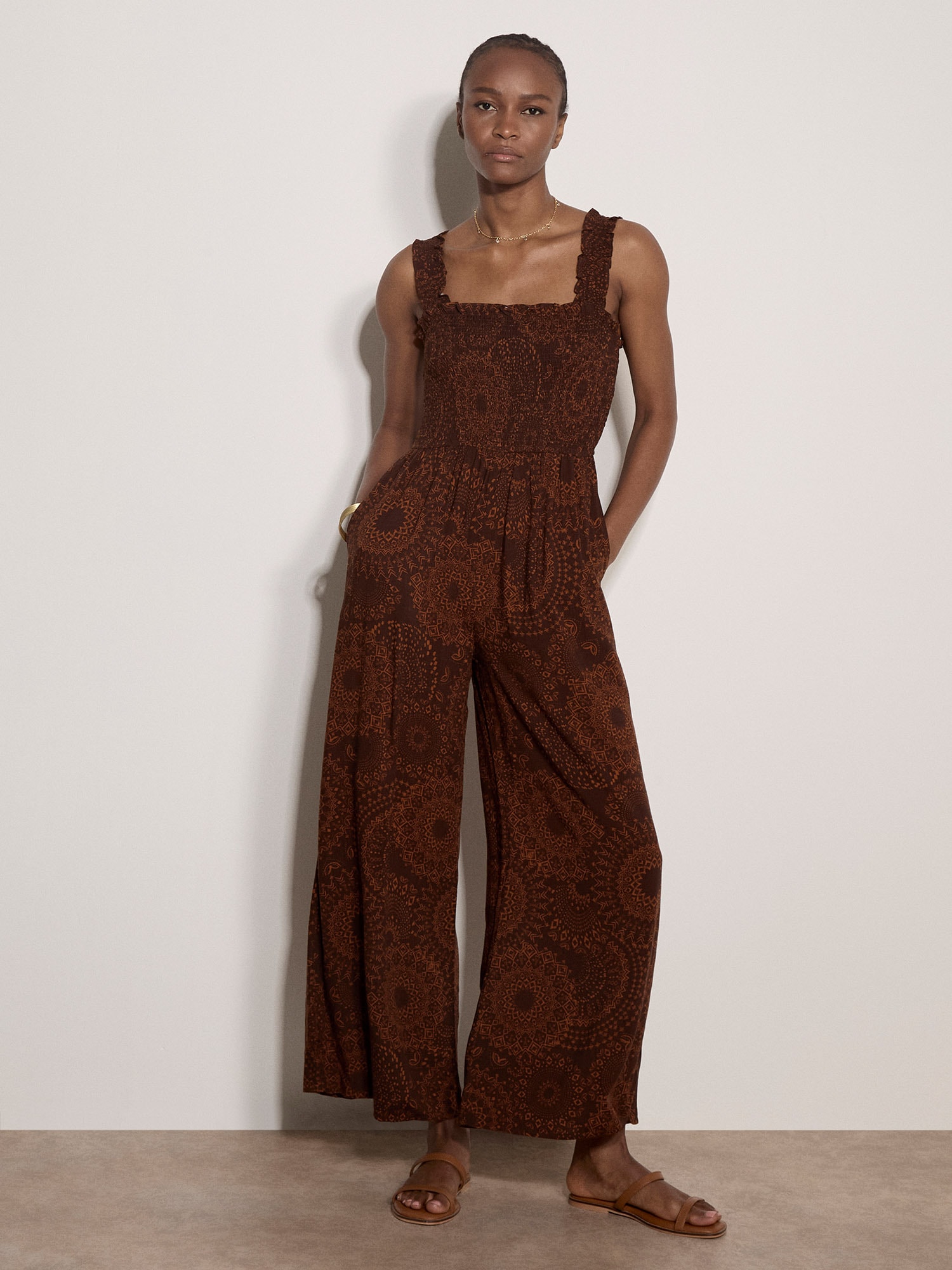 Apricot Jumpsuit "Gemusterter Jumpsuit mit gerafftem Bein" mit Smokdetails