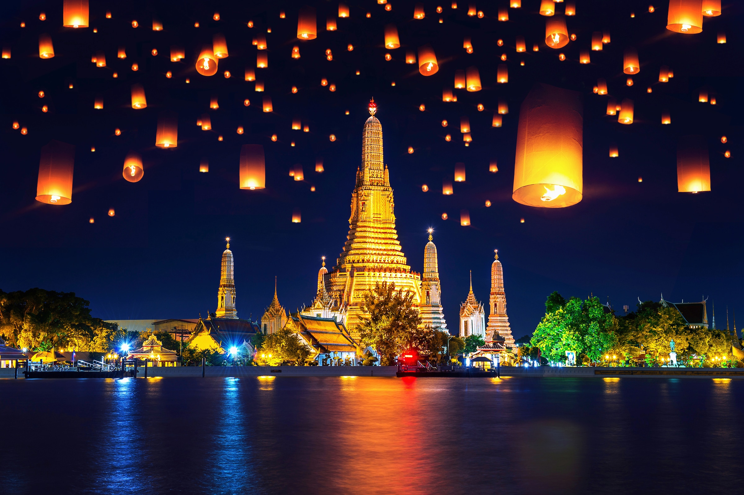 Papermoon Fototapete »WAT ARUN-TEMPEL DER MORGENRÖTE BANGKOK THAILAND LATERNE«