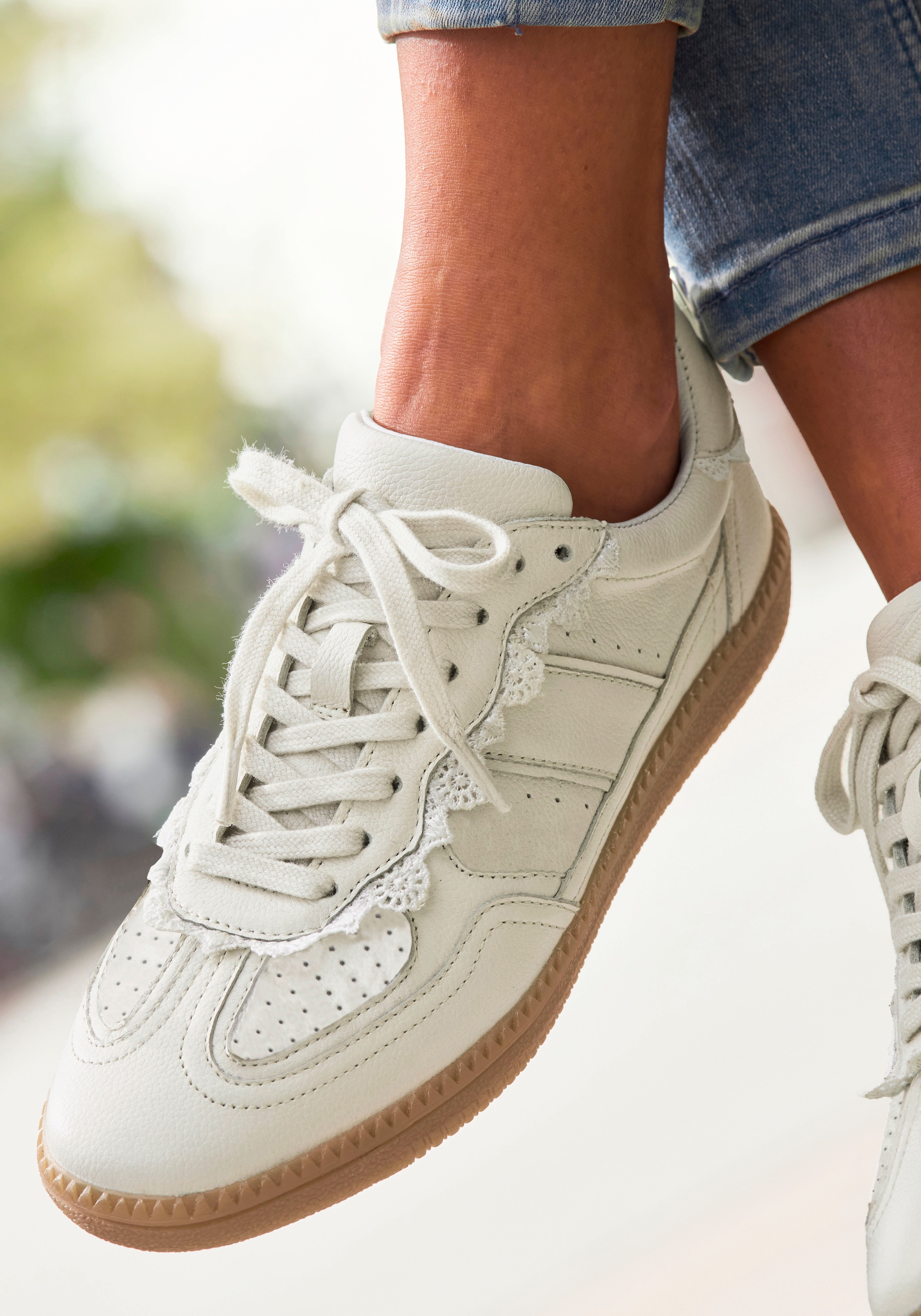 LASCANA Sneaker, Freizeitschuh, Halbschuh aus Leder mit Spitzen Details