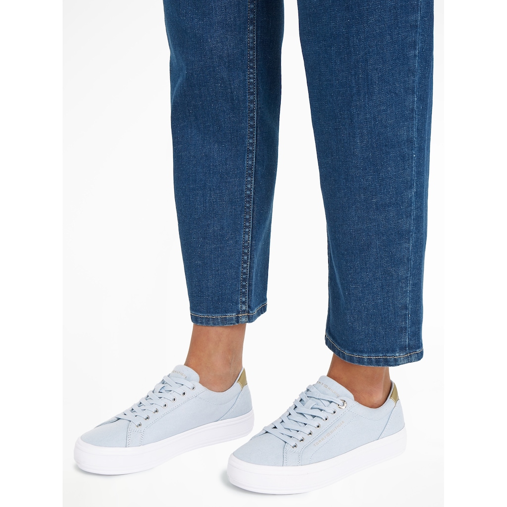 Tommy Hilfiger Plateausneaker »ESSENTIAL VULC CANVAS SNEAKER«, Kontrastbesatz in Metallicoptik, Freizeitschuh, Halbschuh, Schnürschuh