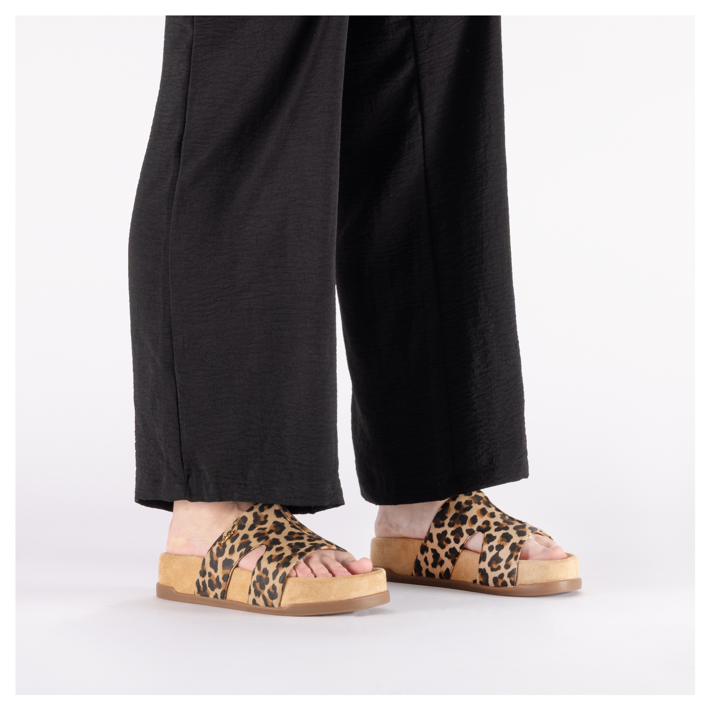 Rieker Pantolette  Sommerschuh, Strandschuh, Urlaubsschuh in Leo-Optik