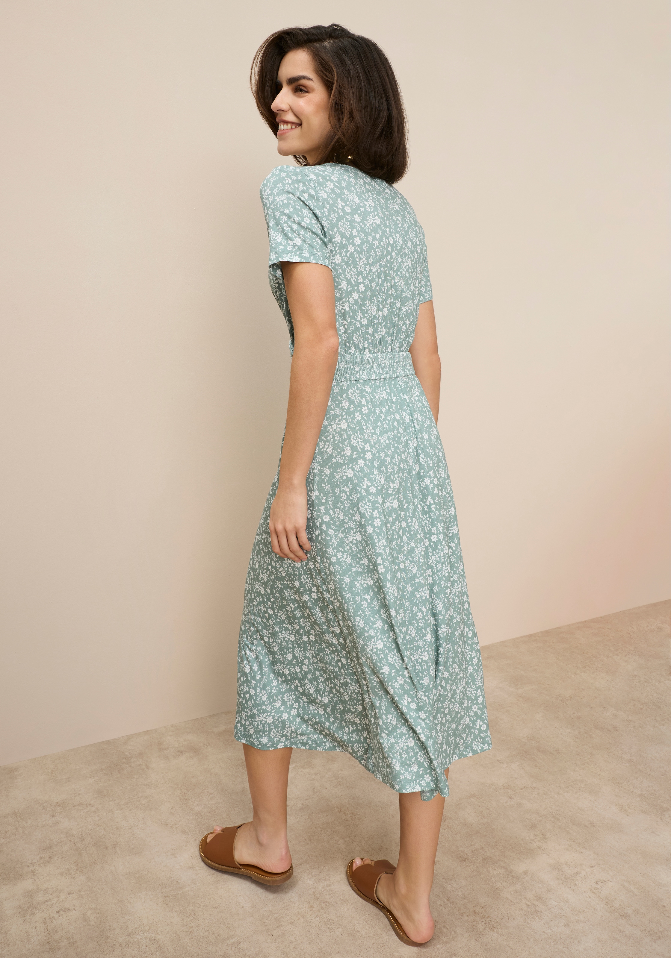 Tamaris Jerseykleid »mit tailliertem Schnitt, aus fließender Viskose-Qualität« in Midilänge