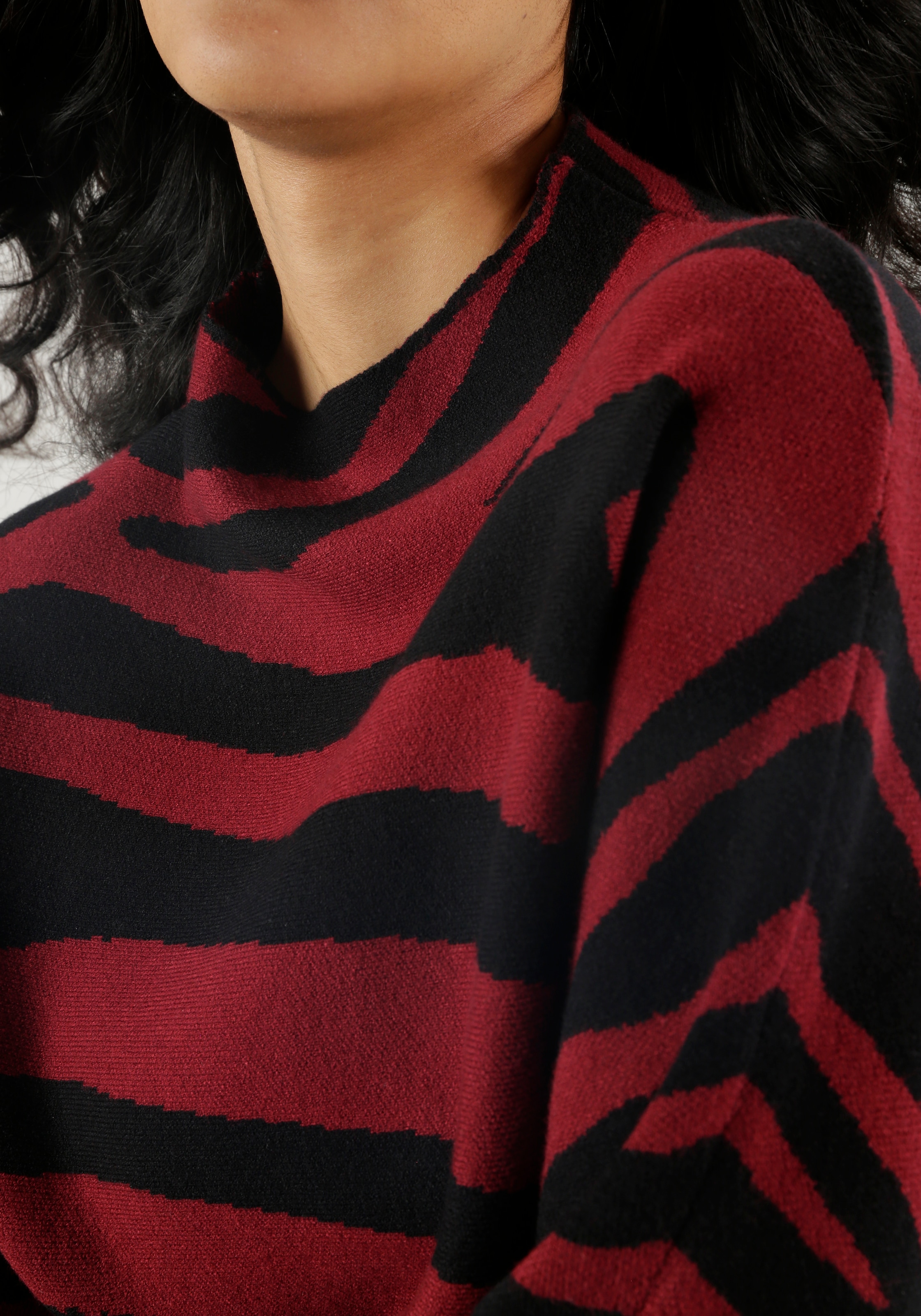 Aniston SELECTED Strickpullover, mit Animal-Muster und weitem Stehkragen