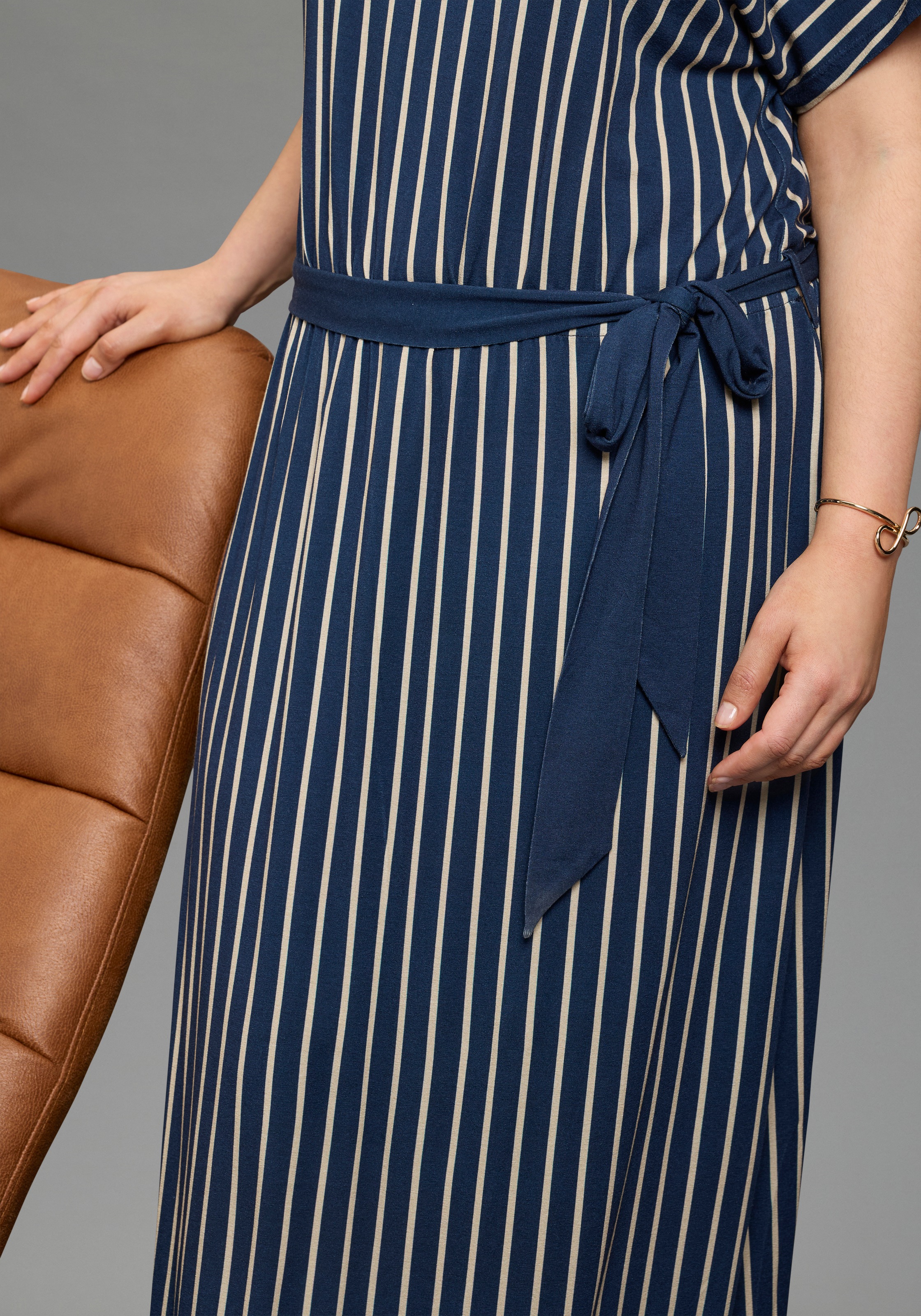 Thumbnail - Laura Scott CURVE Maxikleid in modernem Streifen-Design