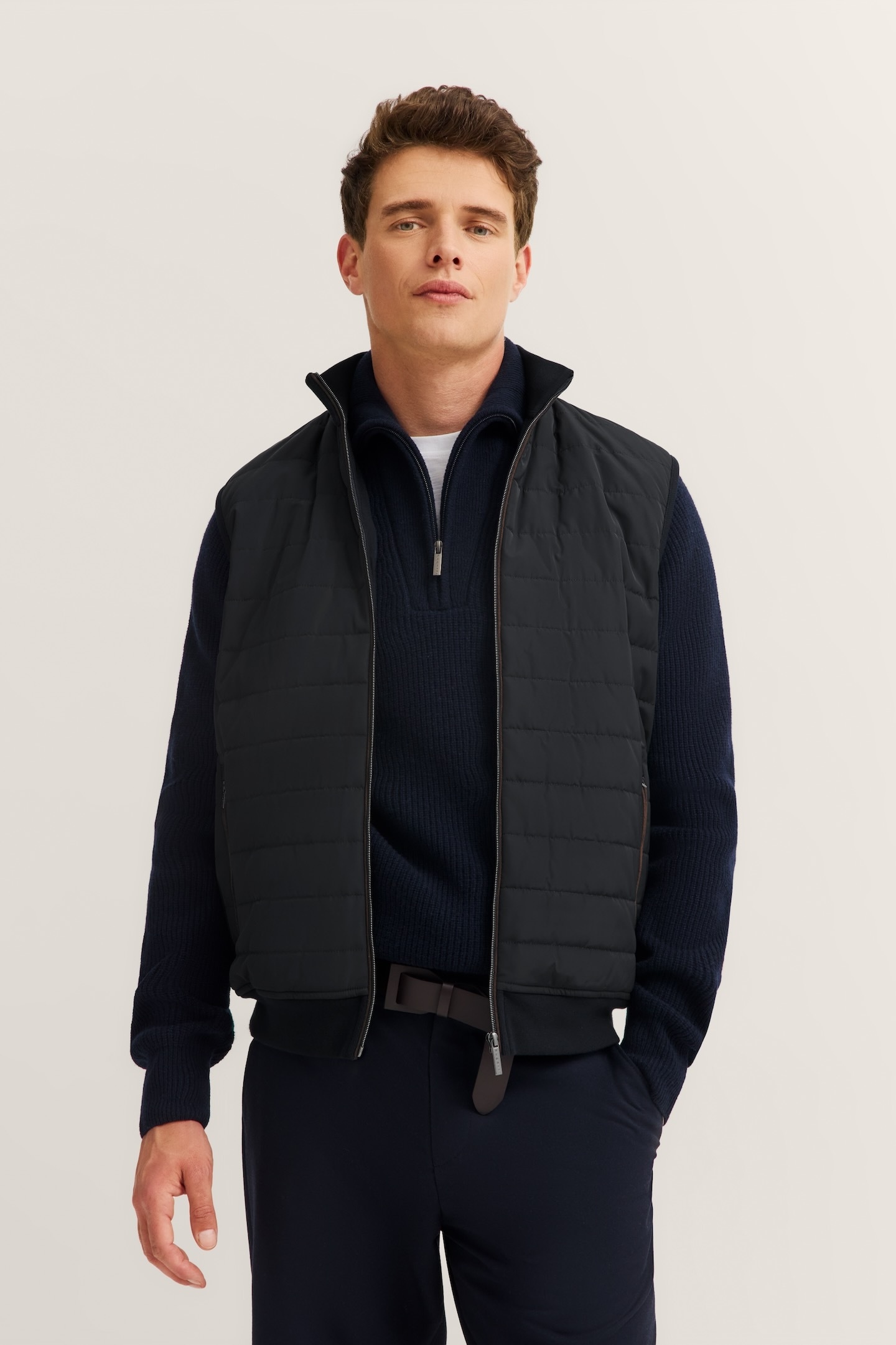 bugatti "Regular Fit" mit Reißverschluss und aus einem Baumwollmix