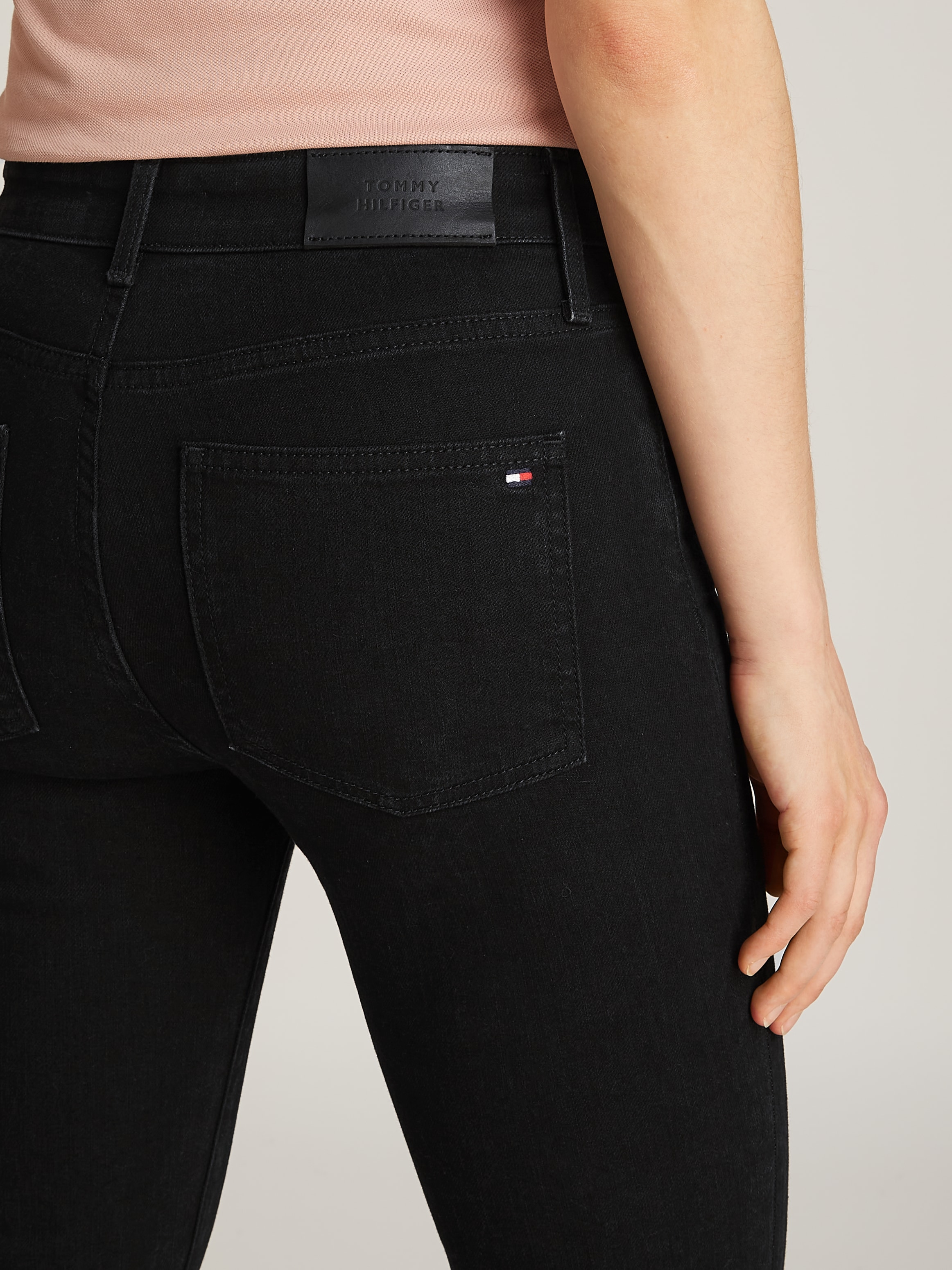 Tommy Hilfiger Bootcut-Jeans »Bootcut Regular Waist«, mittlere normale Leibhöhe, mit Bügelfalten, mit Nieten