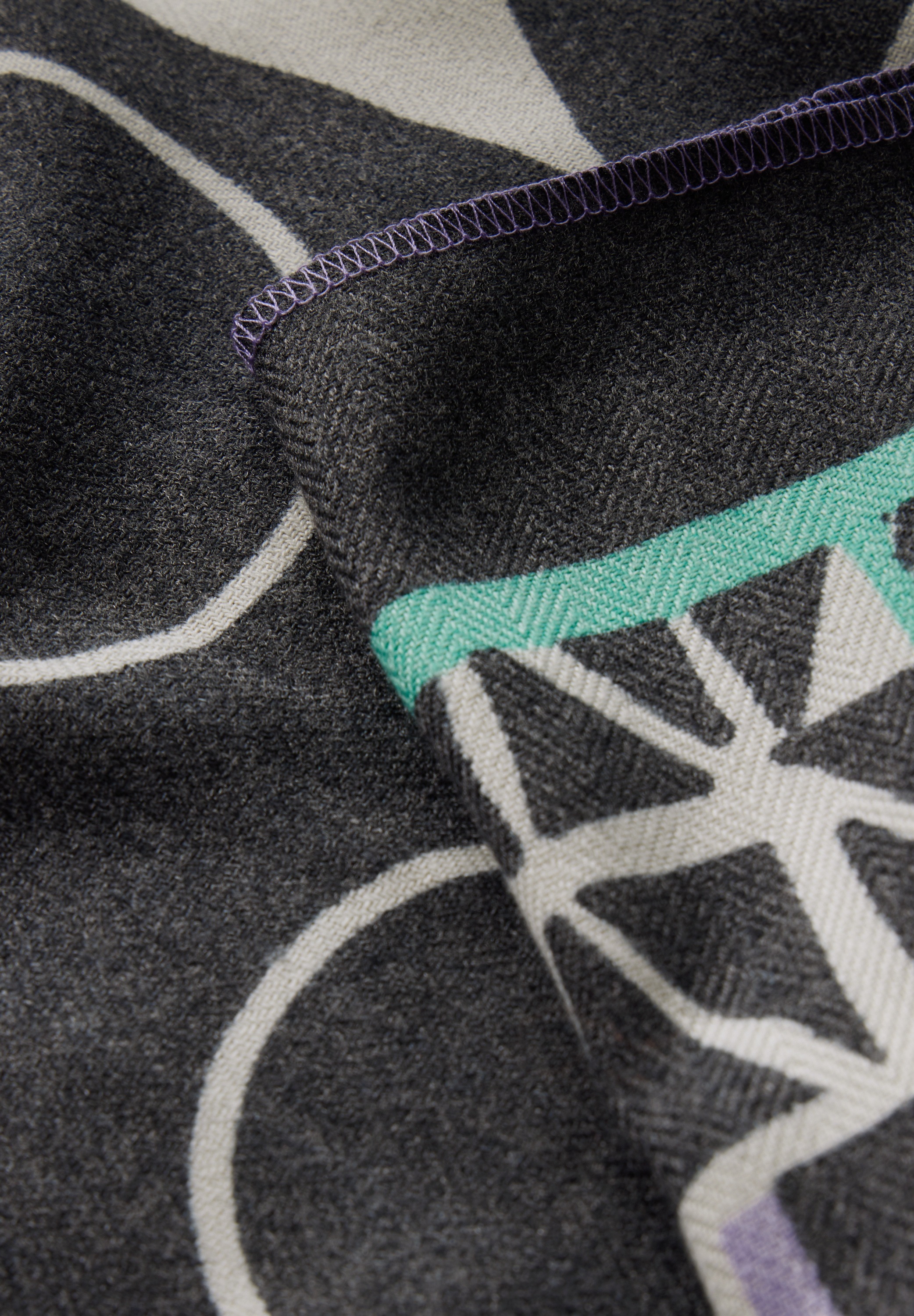 Thumbnail - Cecil Loop, mit grafischem Muster