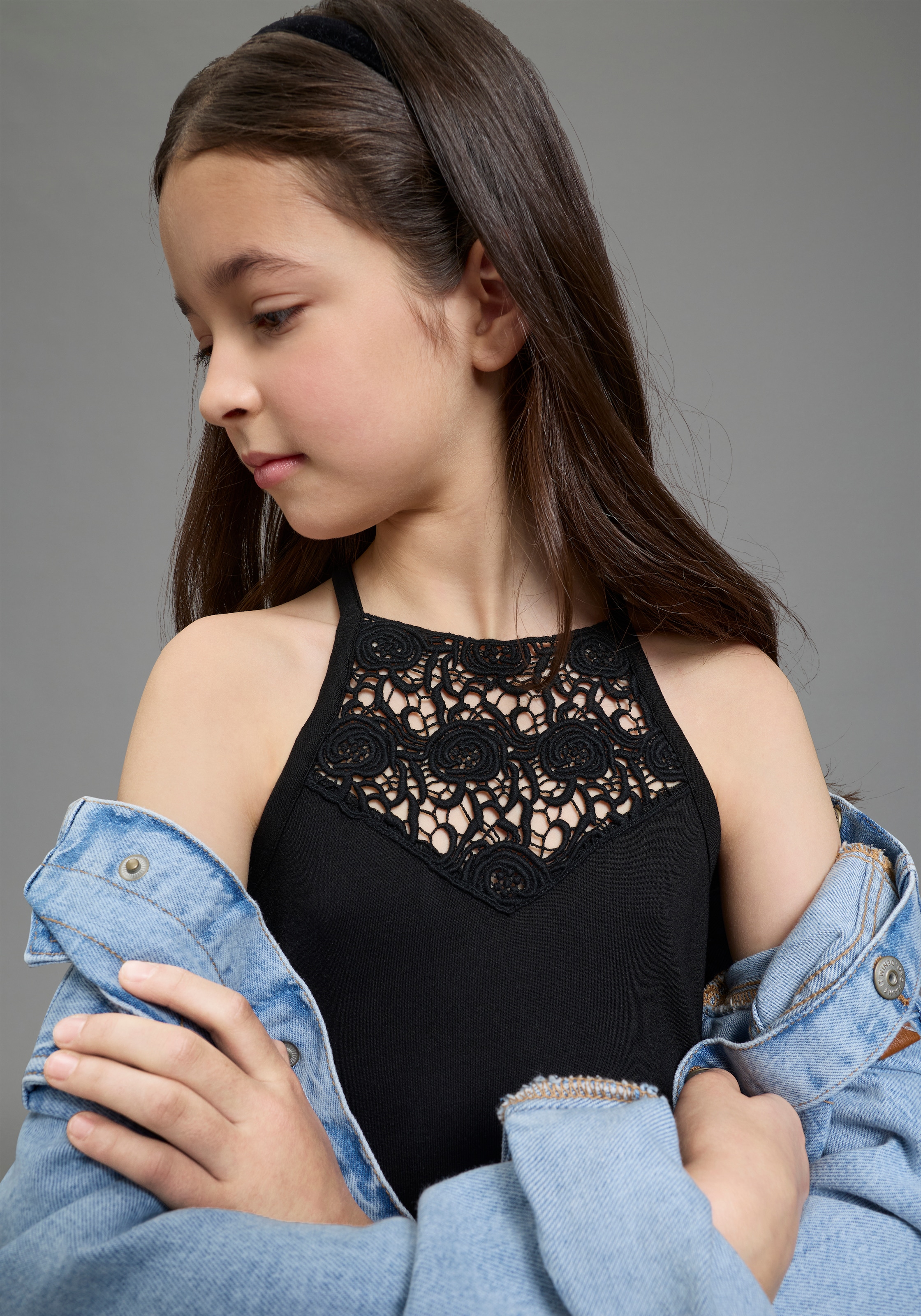 Bruno Banani Jerseykleid »Träger-Kleid mit Häkelspitze am Ausschnitt« für Mädchen, unifarbenes Design, ausgestellte Passform