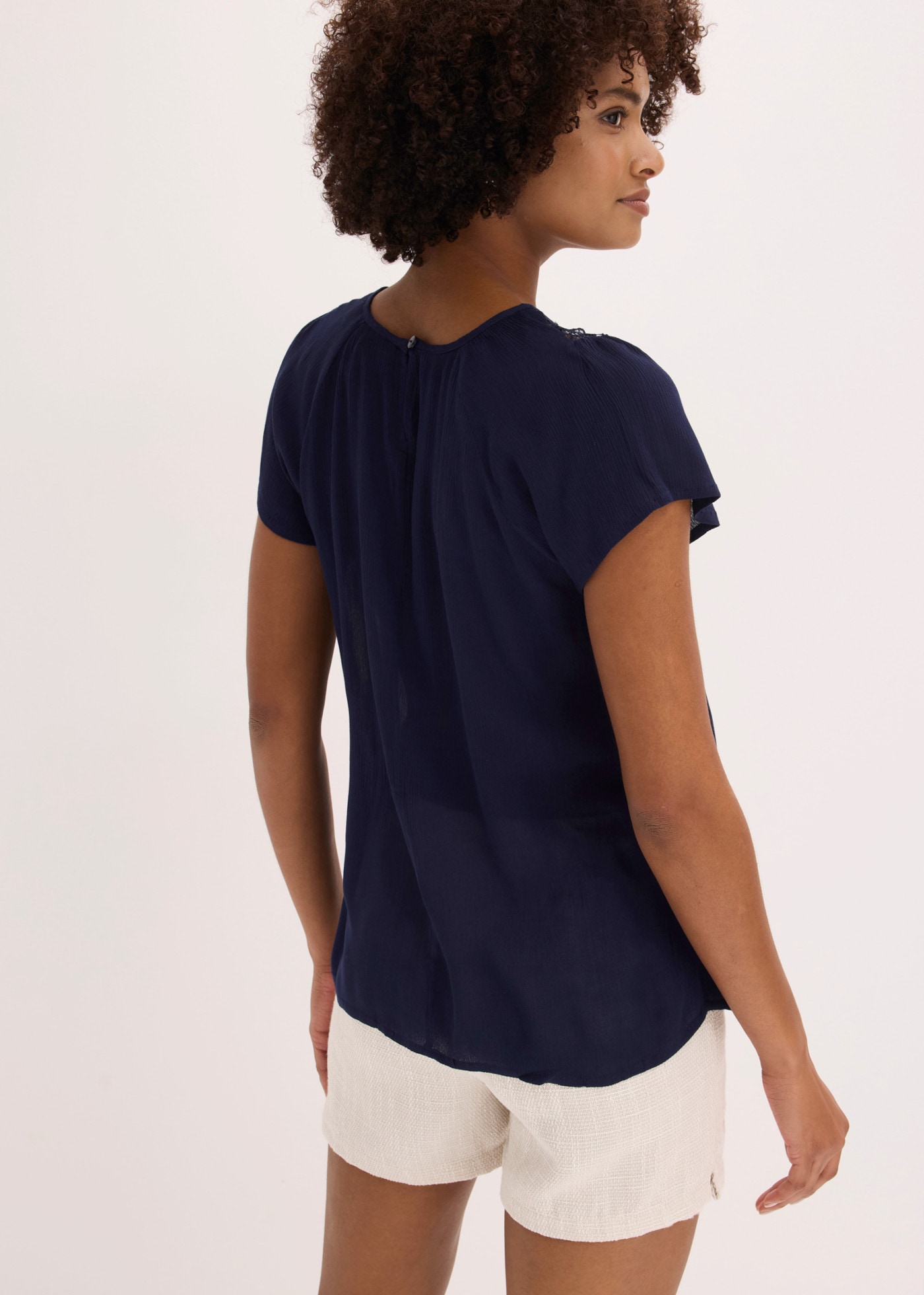 bonprix Kurzarmbluse »Bluse aus reiner Viskose« bequeme Passform, Crêpe aus Viskose, mit tollem Spitzeneinsatz