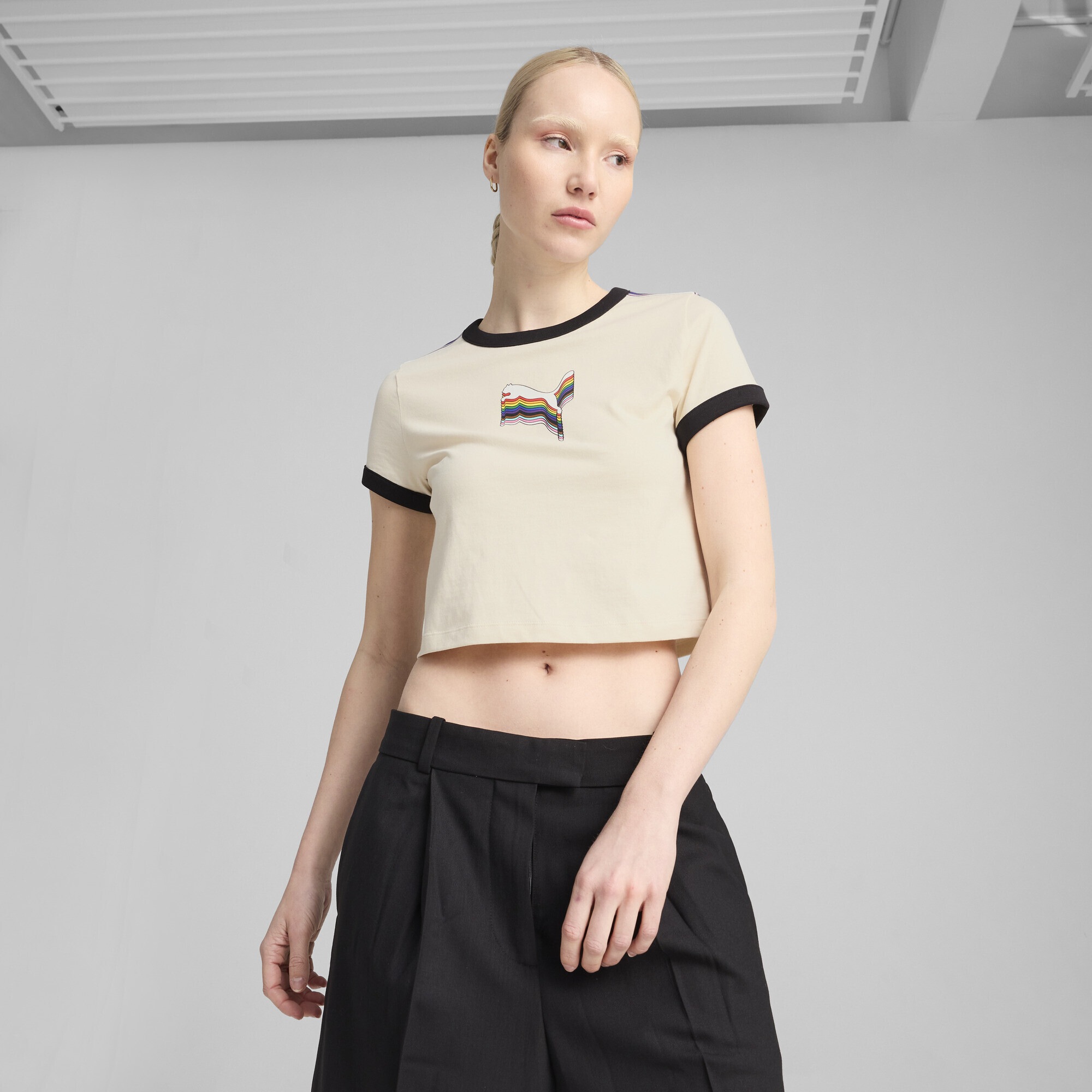 PUMA T-Shirt »EQUAL LOVE CONFEDERATION Kurzes figurbetontes T-Shirt mit Grafik«