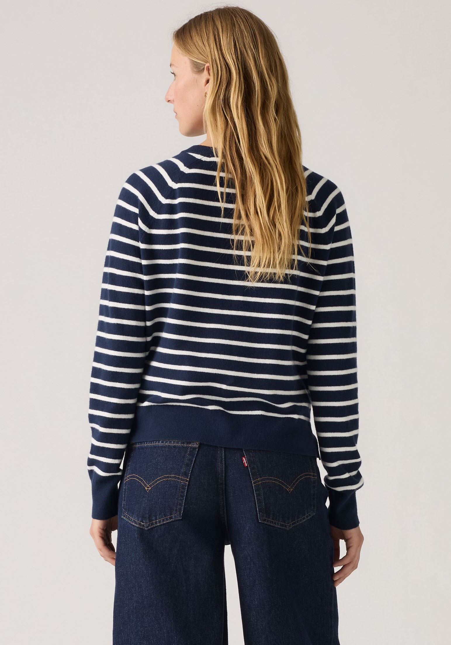 Thumbnail - Levis V-Ausschnitt-Pullover "SUPER SOFT VNECK PULLOVER" im Bund beidseitig mit kurzem Schlitz