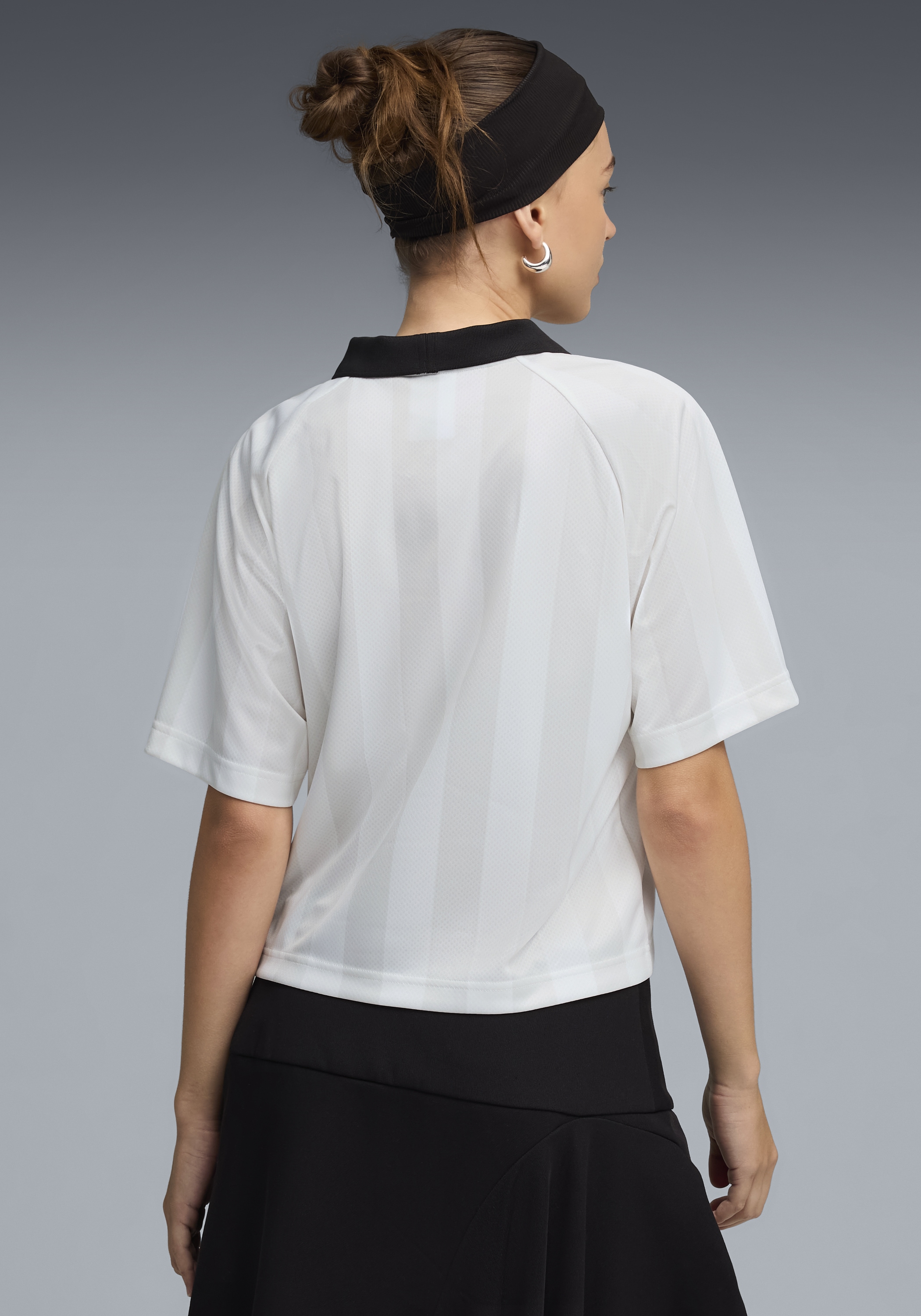 PUMA T-Shirt »ESS JERSEY« lockere Passform, Kurzarm, atmungsaktiv, mit V-Ausschnitt