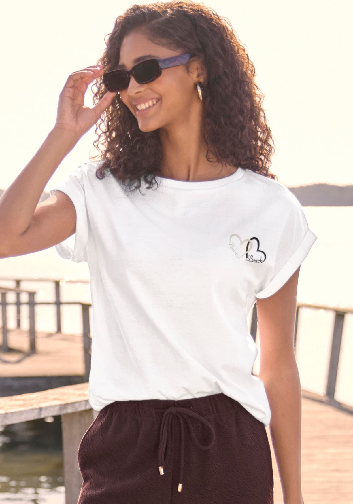 Venice Beach Kurzarmshirt "mit dezentem Herzdruck und Ärmelaufschlag" Rundhalsshirt mit Frontprint, T-Shirt aus Baumwolle, lockere Passform