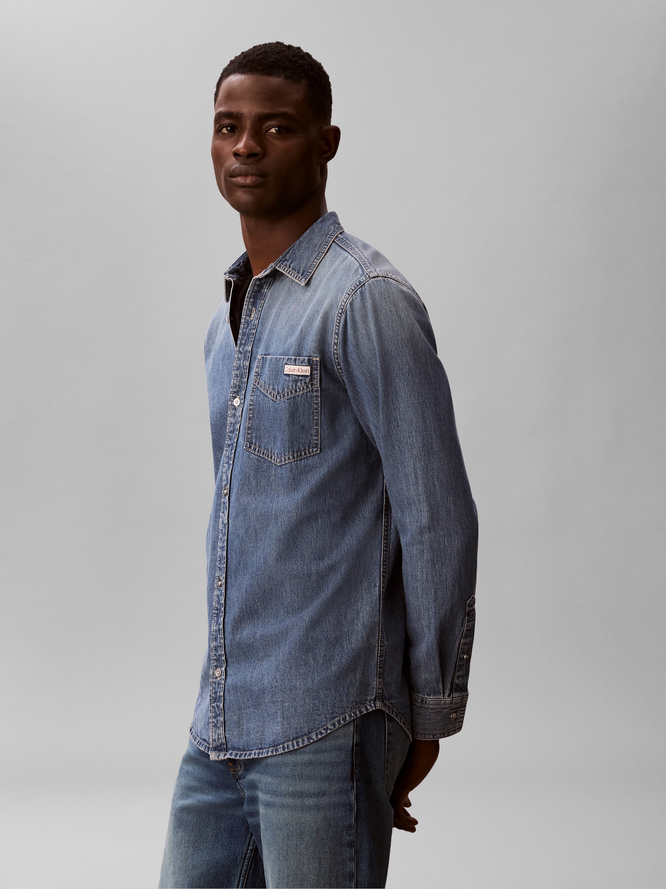 Thumbnail - Calvin Klein Jeans Jeanshemd "VINTAGE INDIGO" Regular fit mit Rundhalsausschnitt