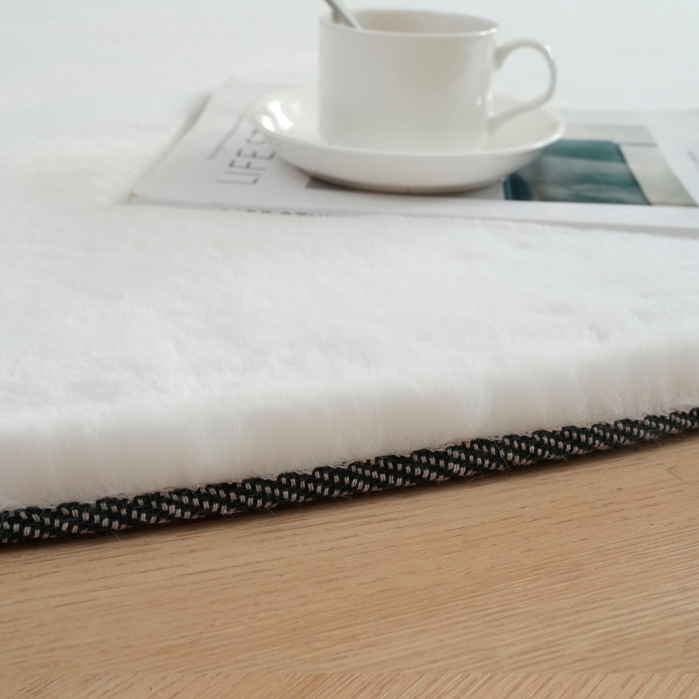 Bruno Banani Hochflor-Teppich »Rabbit 2 Bean, Kunstfell Teppich, Modern, besondere Form«, U-förmig, 25 mm Höhe, Kaninchenfell-Haptik, Microfaser, Wohnzimmer, Schlafzimmer, Esszimmer