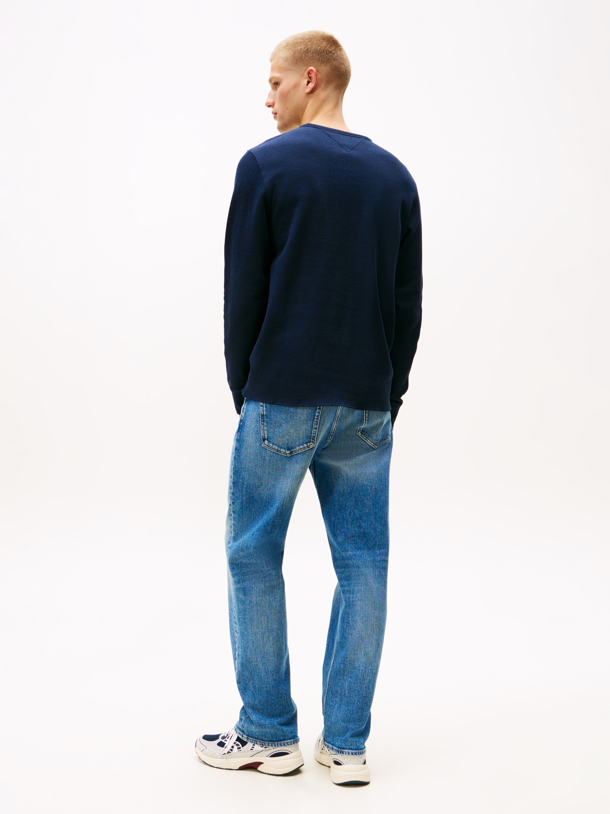 Tommy Jeans Henleyshirt »TJM WAFFLE SCRIPT HENLEY«, Rundhals, slim fit, mit feiner Struktur