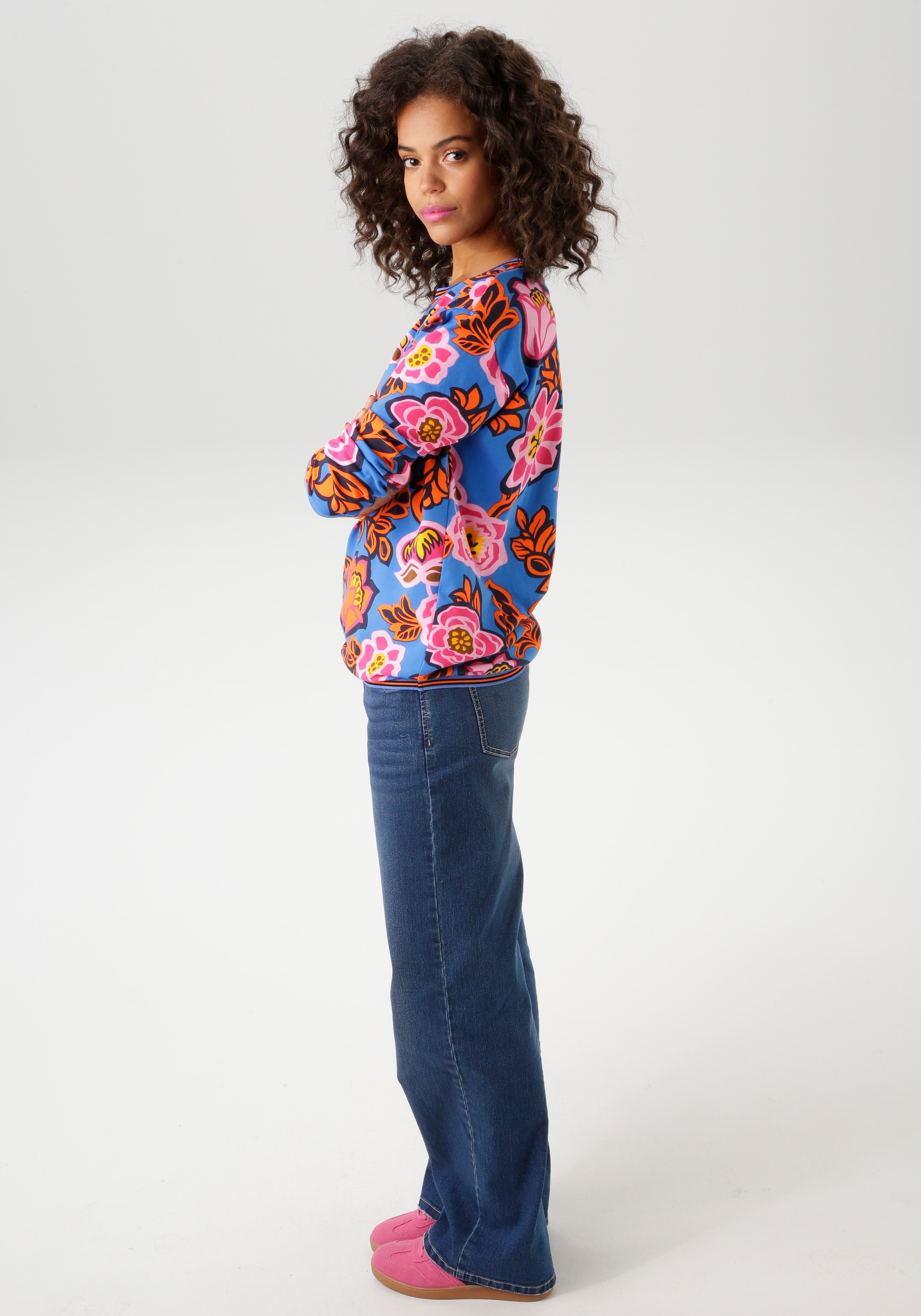 Aniston CASUAL Sweatshirt, mit großflächigen, grafischen Blumendruck