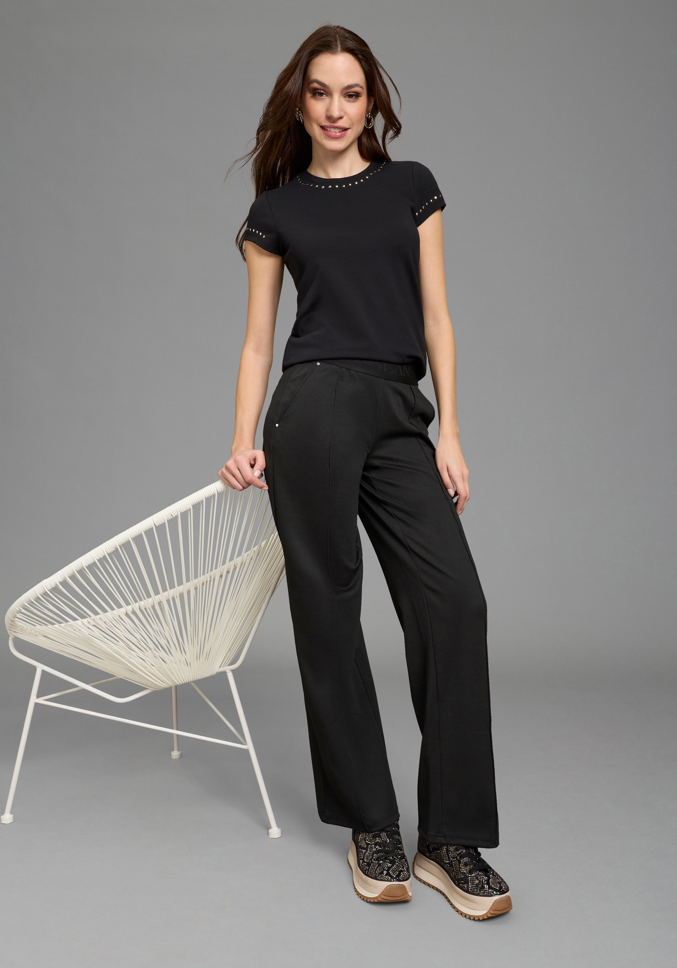 Bruno Banani T-Shirt mit Ziernieten, figurumspielende Passform, Rundhalsausschnitt