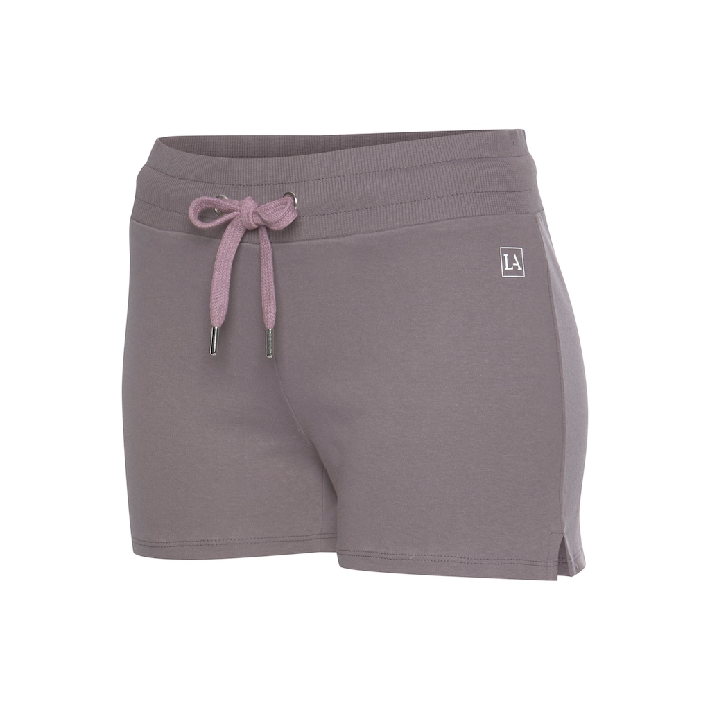 LASCANA ACTIVE Shorts, mit kleinen Seitenschlitzen