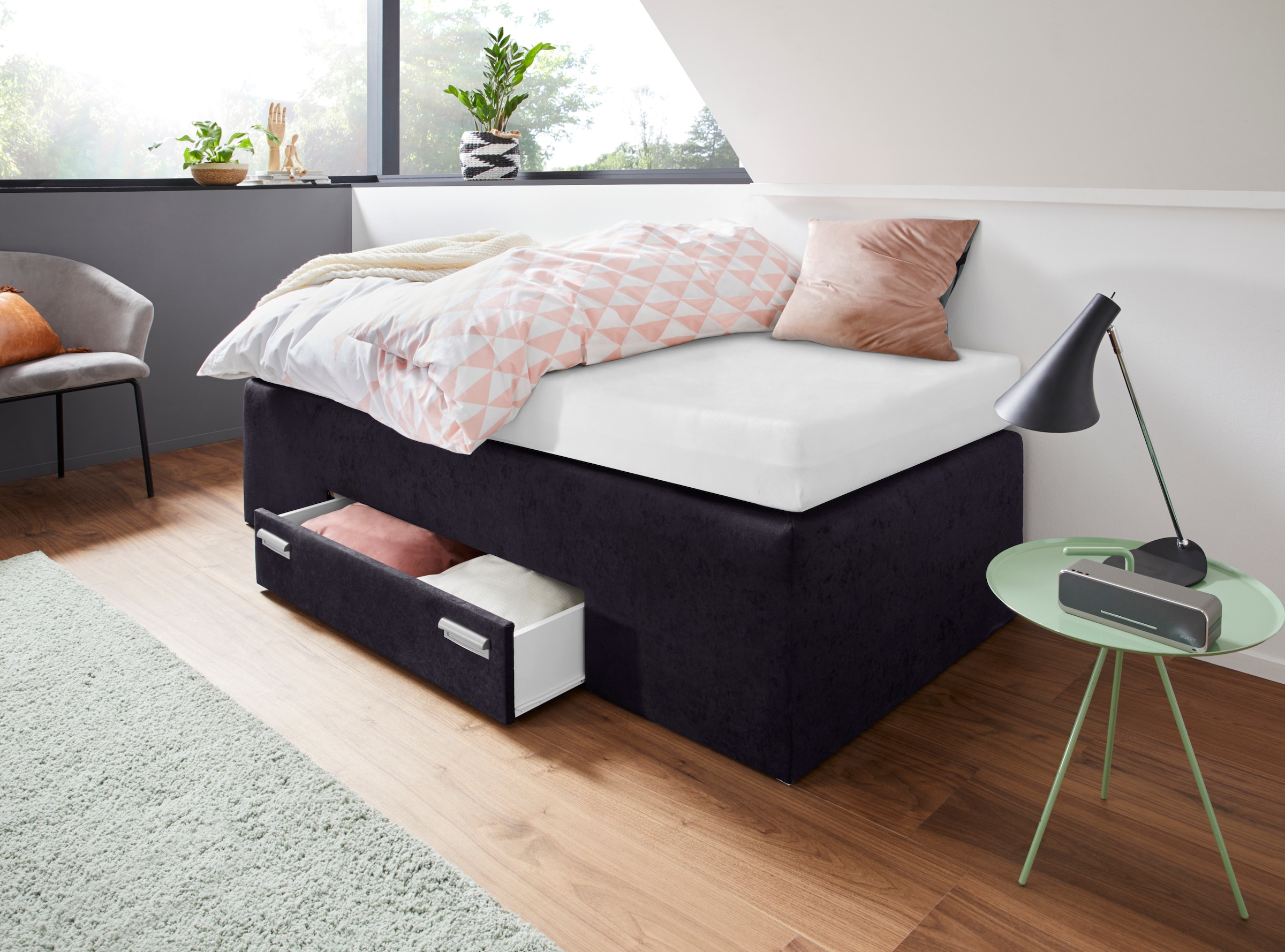 Boxspringbett, mit integrierter Schublade, frei im Raum stellbar