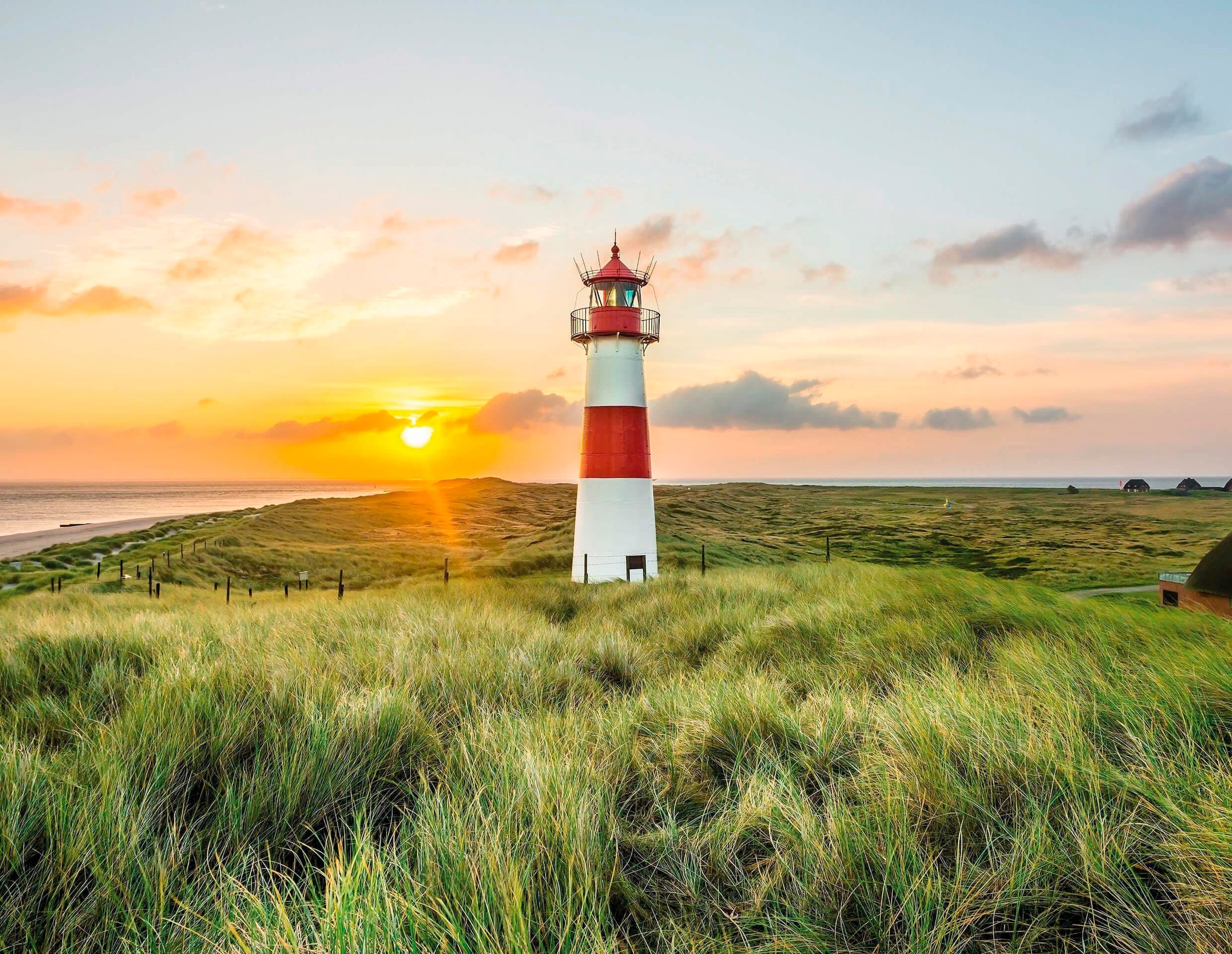 living walls Fototapete "Leuchtturm Sylt" Motiv abstrakt naturalistisch glatt Dünen Tapete Strand Fototapete Wohnzimmer Tapeten Flur Design Optik