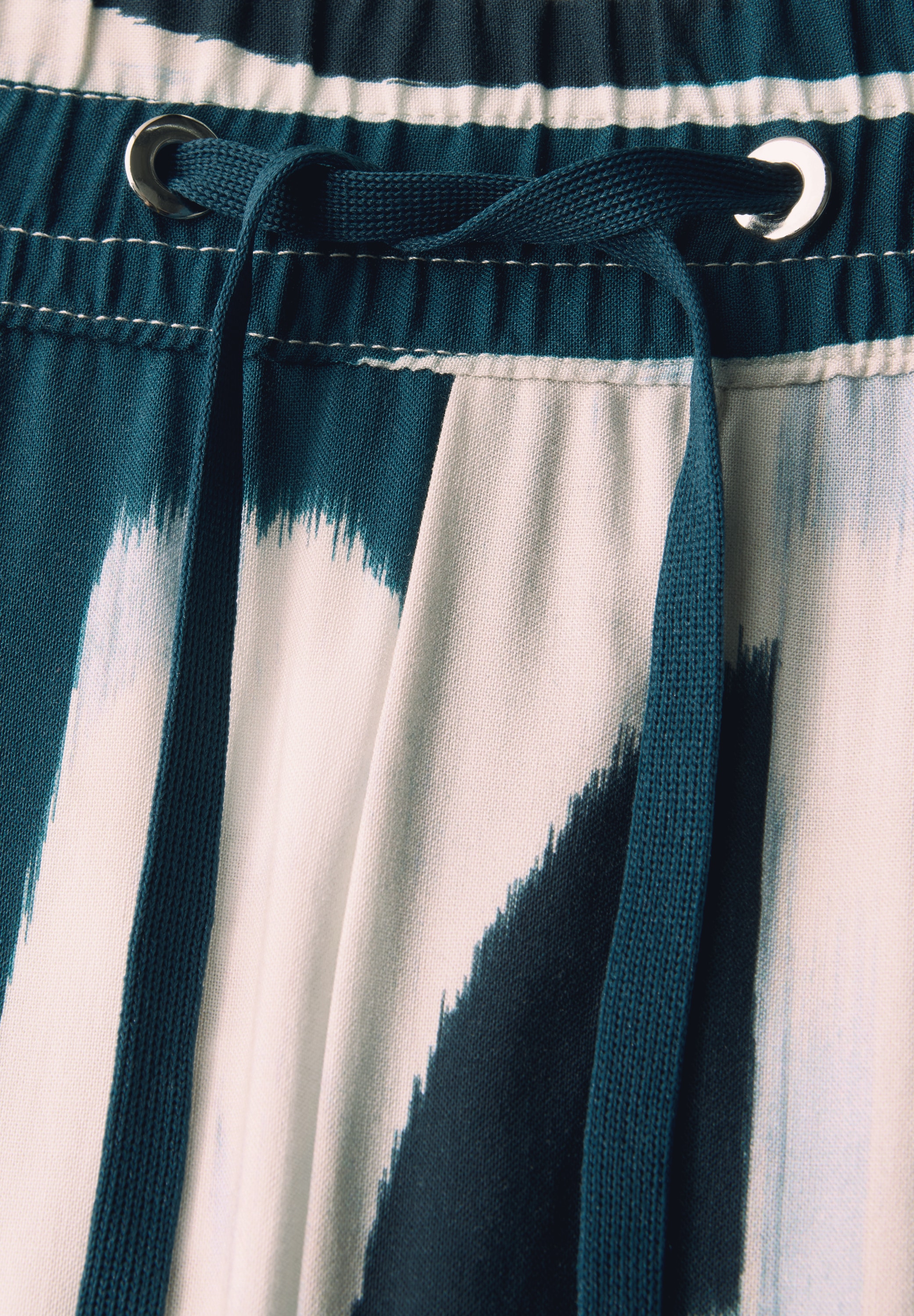STREET ONE Stoffhose »Style Emee«, mit elastischem Bund und Tunnelzug, mit grafischem Muster
