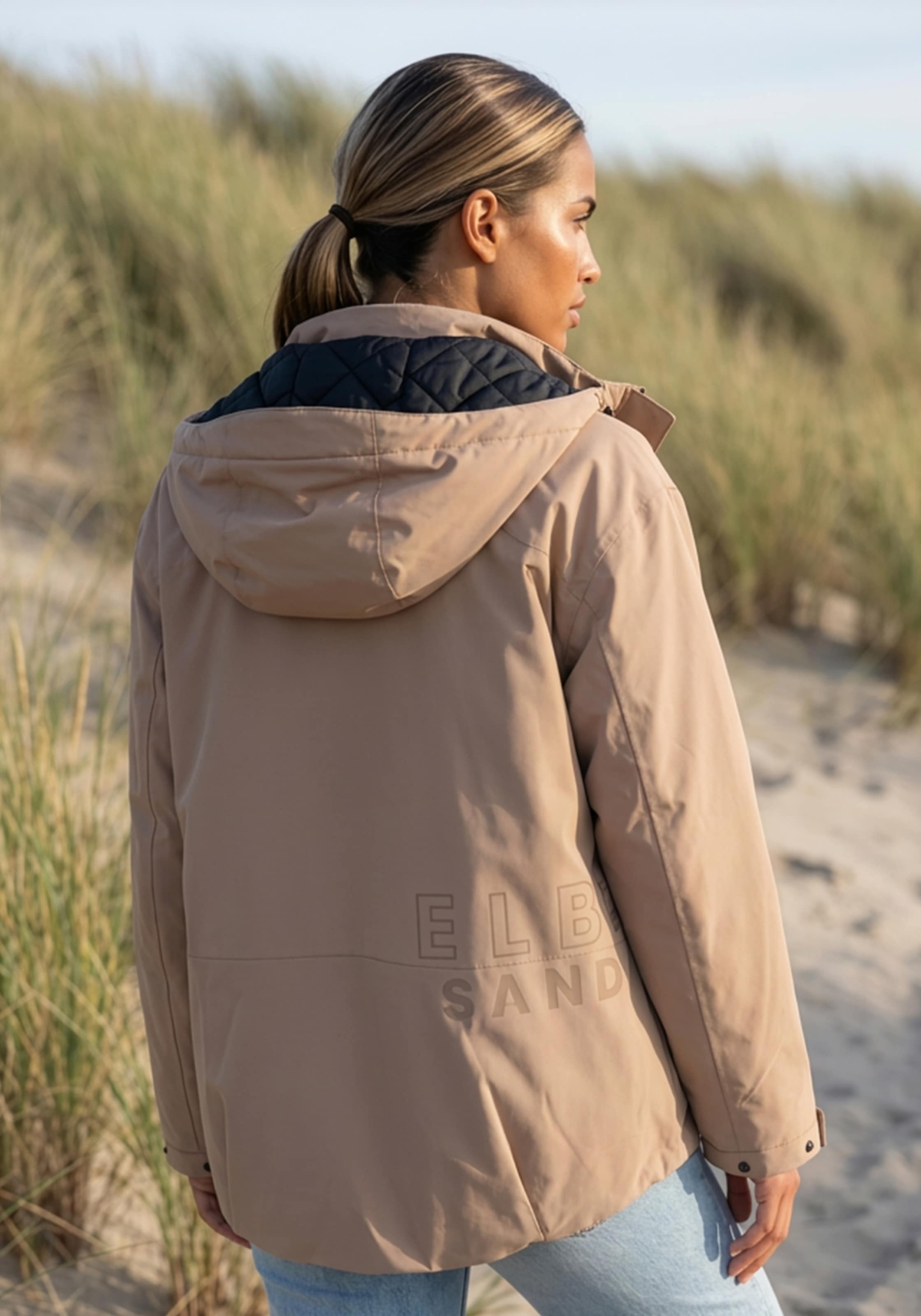 Elbsand Parka mit großem Logodruck auf der Rückseite