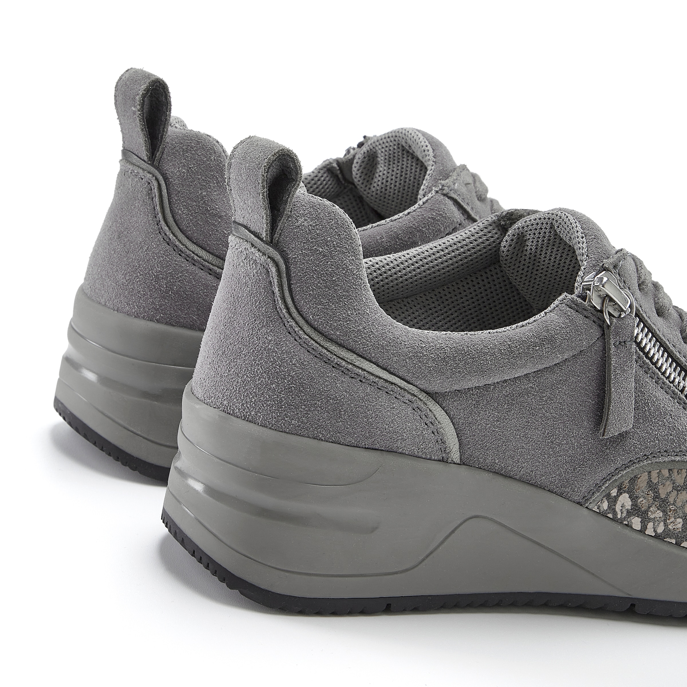 LASCANA Sneaker »Freizeitschuh, Halbschuh,«, aus Leder mit innenliegendem Keilabsatz und Leo-Druck