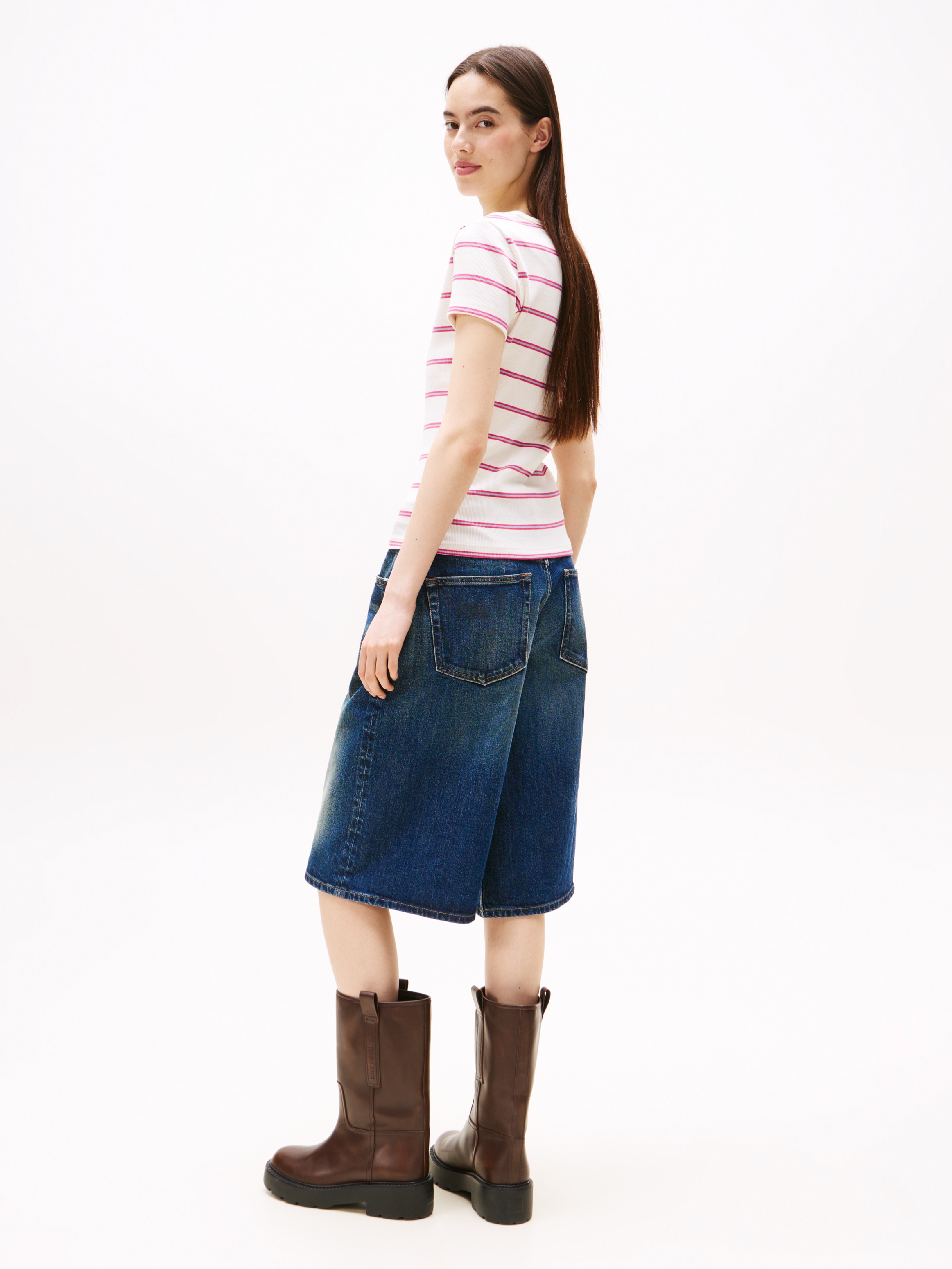 Tommy Jeans T-Shirt »TJW SLIM ESSENTIAL RIB V SS«, mit Logostickerei