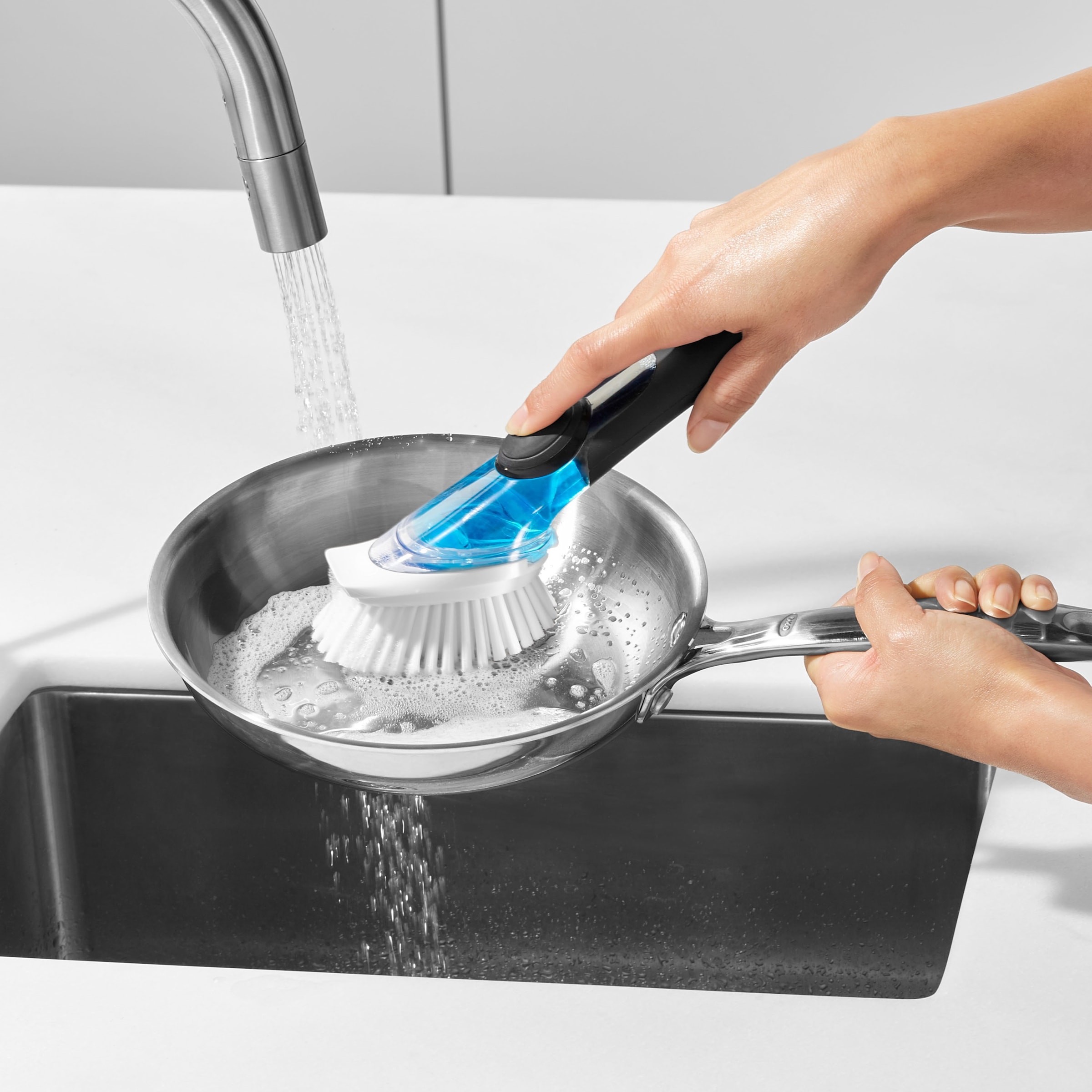 OXO Good Grips Reinigungsbürste, aus Kunststoff, mit Spülmitteldosierung