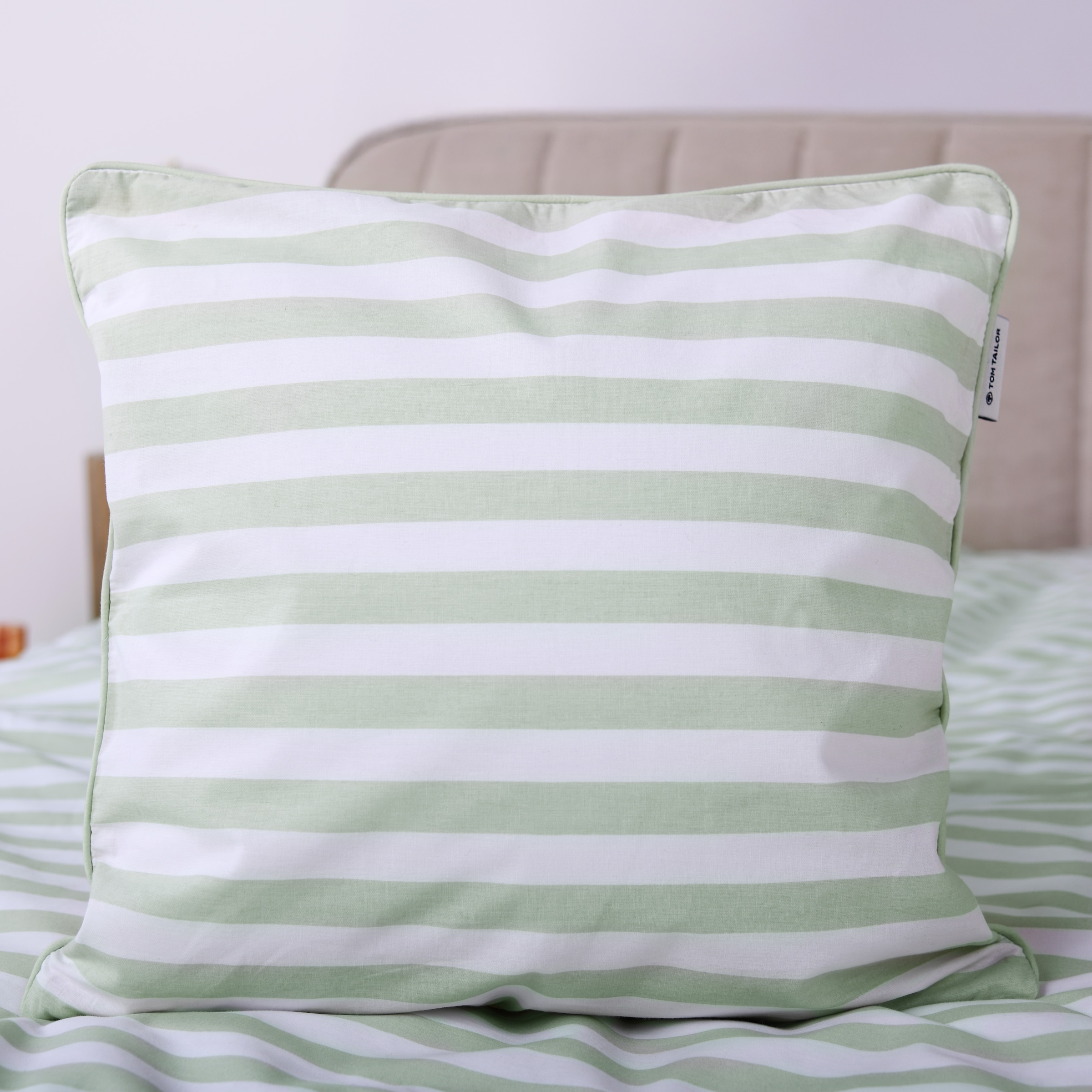 TOM TAILOR HOME Kissenhülle »new bedroom, STRIPES WITH A KICK, 40x40cm oder 40x80cm«, (1 St.), mit Wendemotiv, farbiger Paspel und Markenreißverschluss