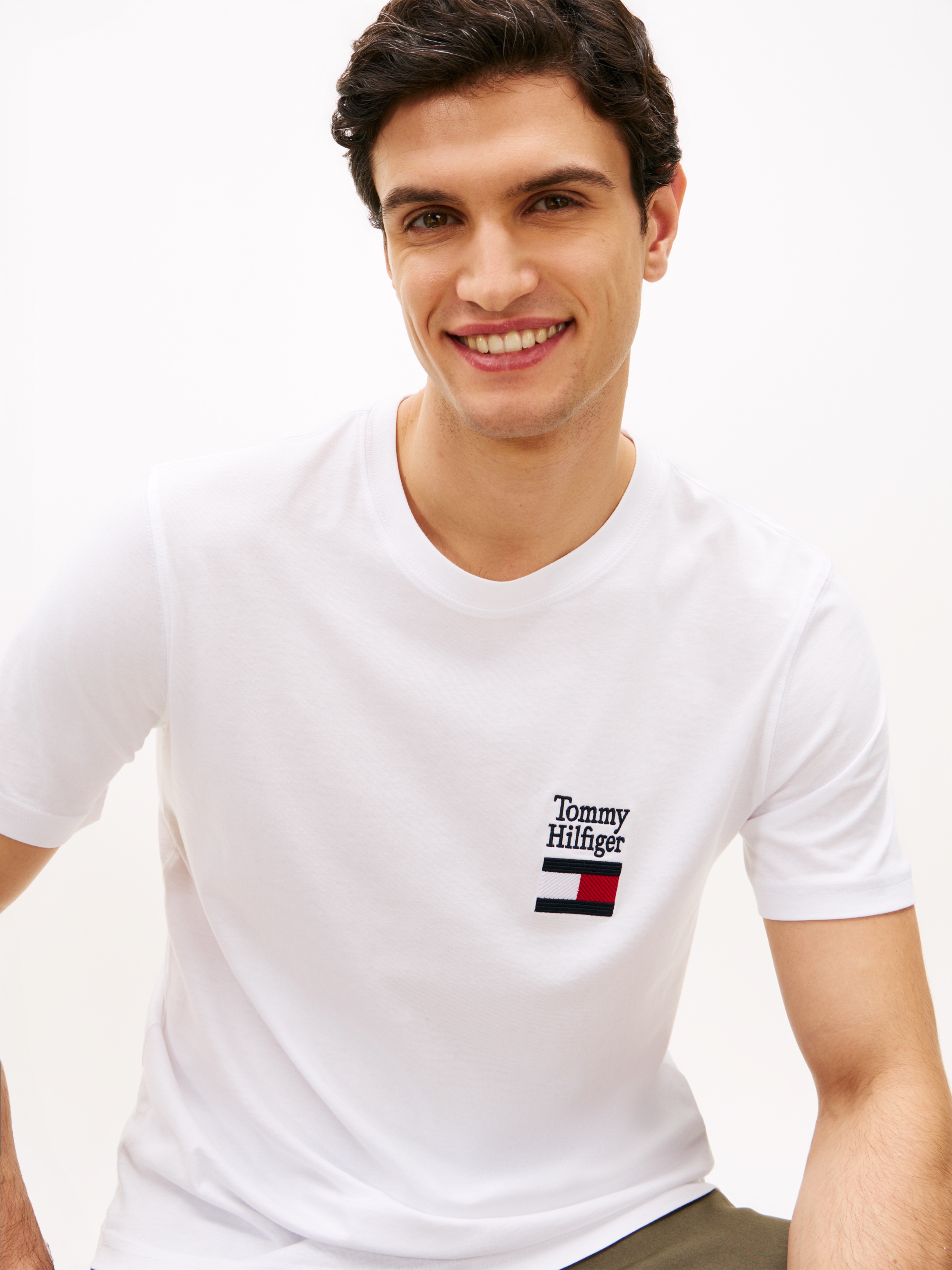 Tommy Hilfiger T-Shirt »BRAND LOVE TEXT STACK« Regular fit mit Rundhalsausschnitt