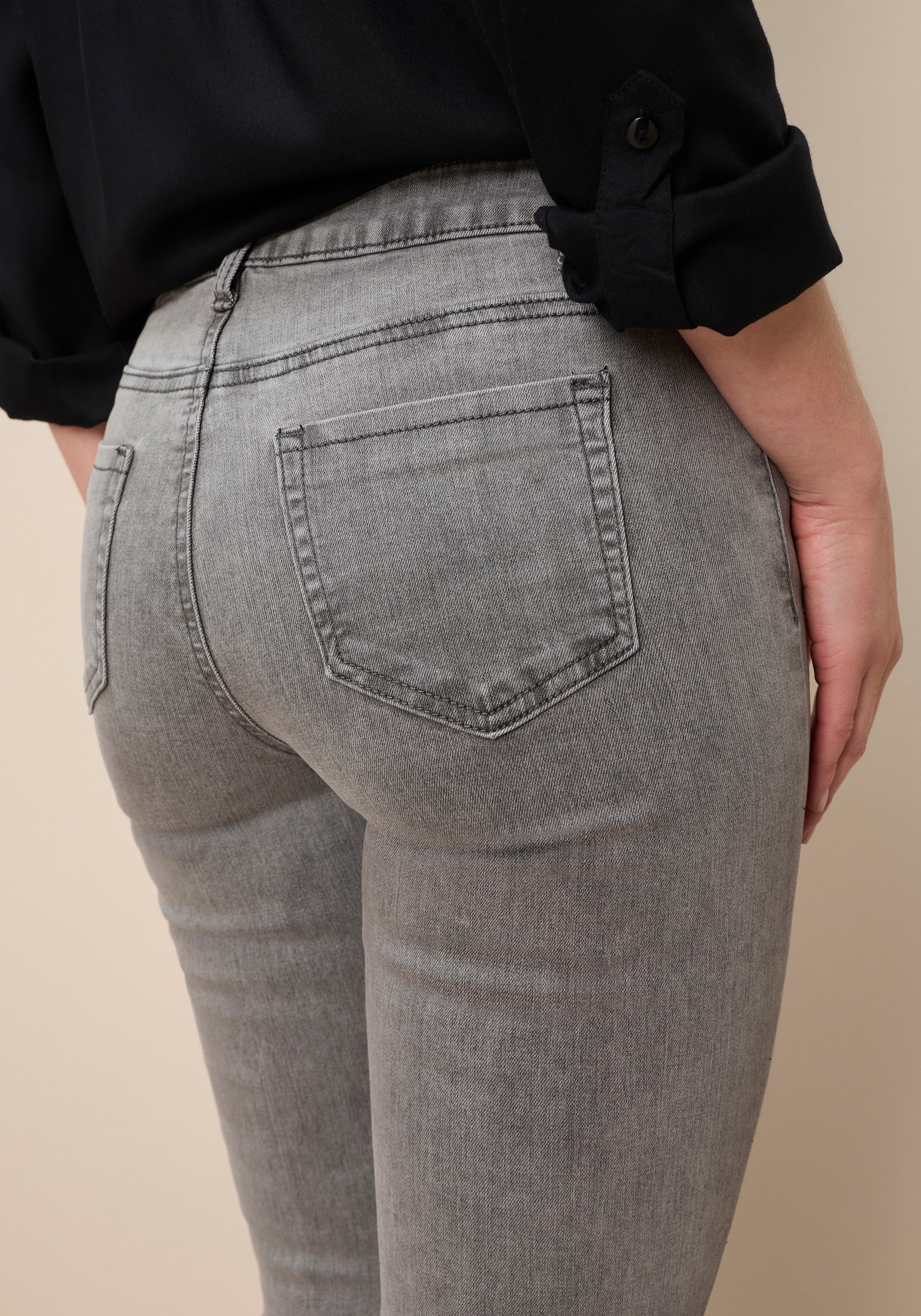 Tamaris Skinny-fit-Jeans »aus bequemen Stretch-Denim« schmale Beinweite, mit Gürtelschlaufenbund, mit Metallreißverschluss
