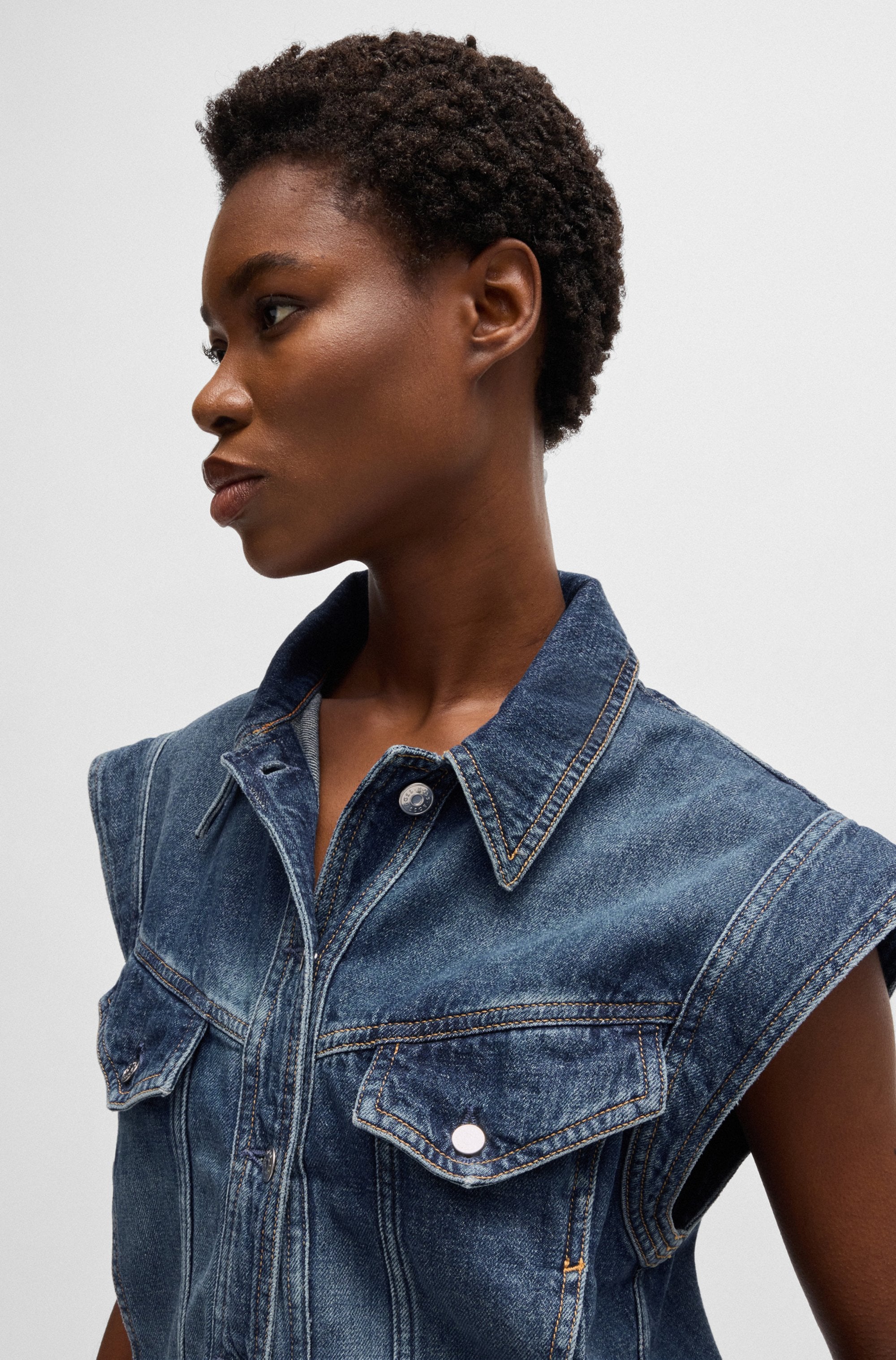 BOSS ORANGE Jeansjacke »DENIM VEST 1.0 Premium Damenmode«, mit femininen Schulter Details