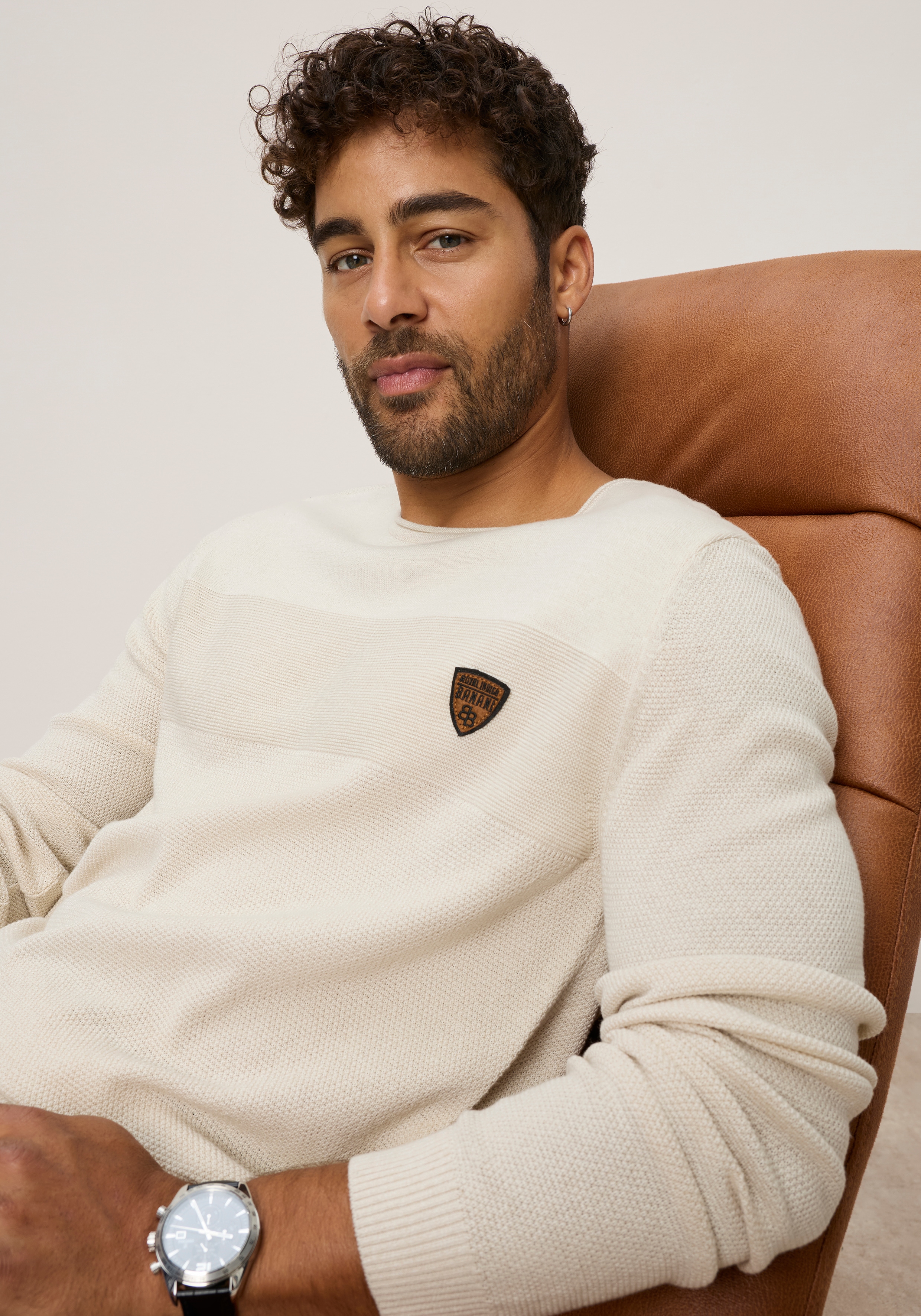 Bruno Banani Rundhalspullover aus Feinstrick, mit Badge und Markenlabel, schmale Passform
