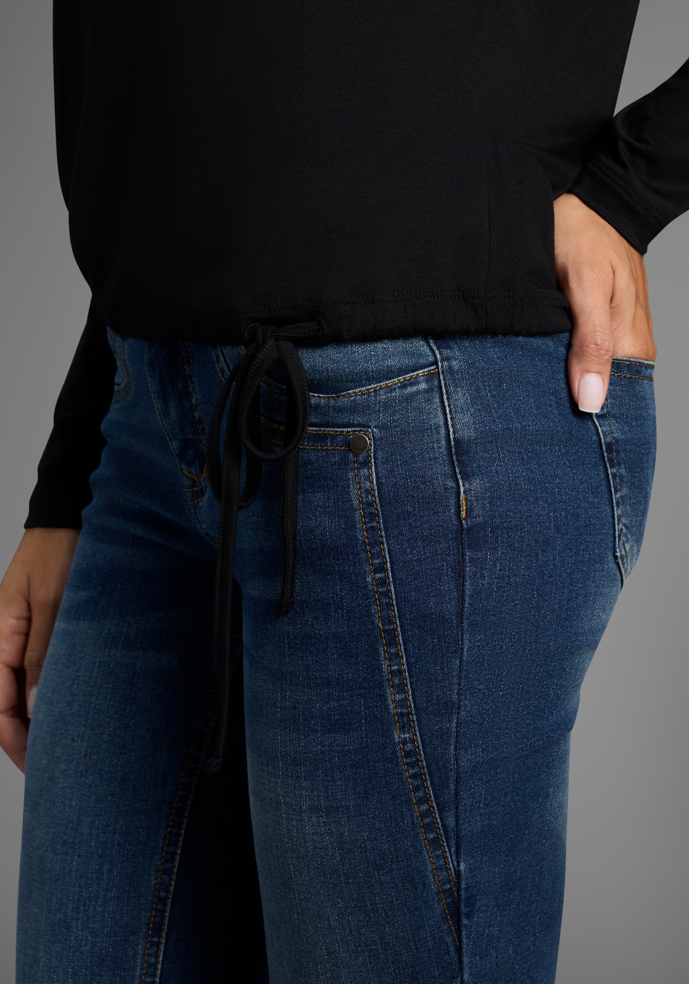 Thumbnail - Laura Scott Longsleeve mit grafischem Folien-Druck