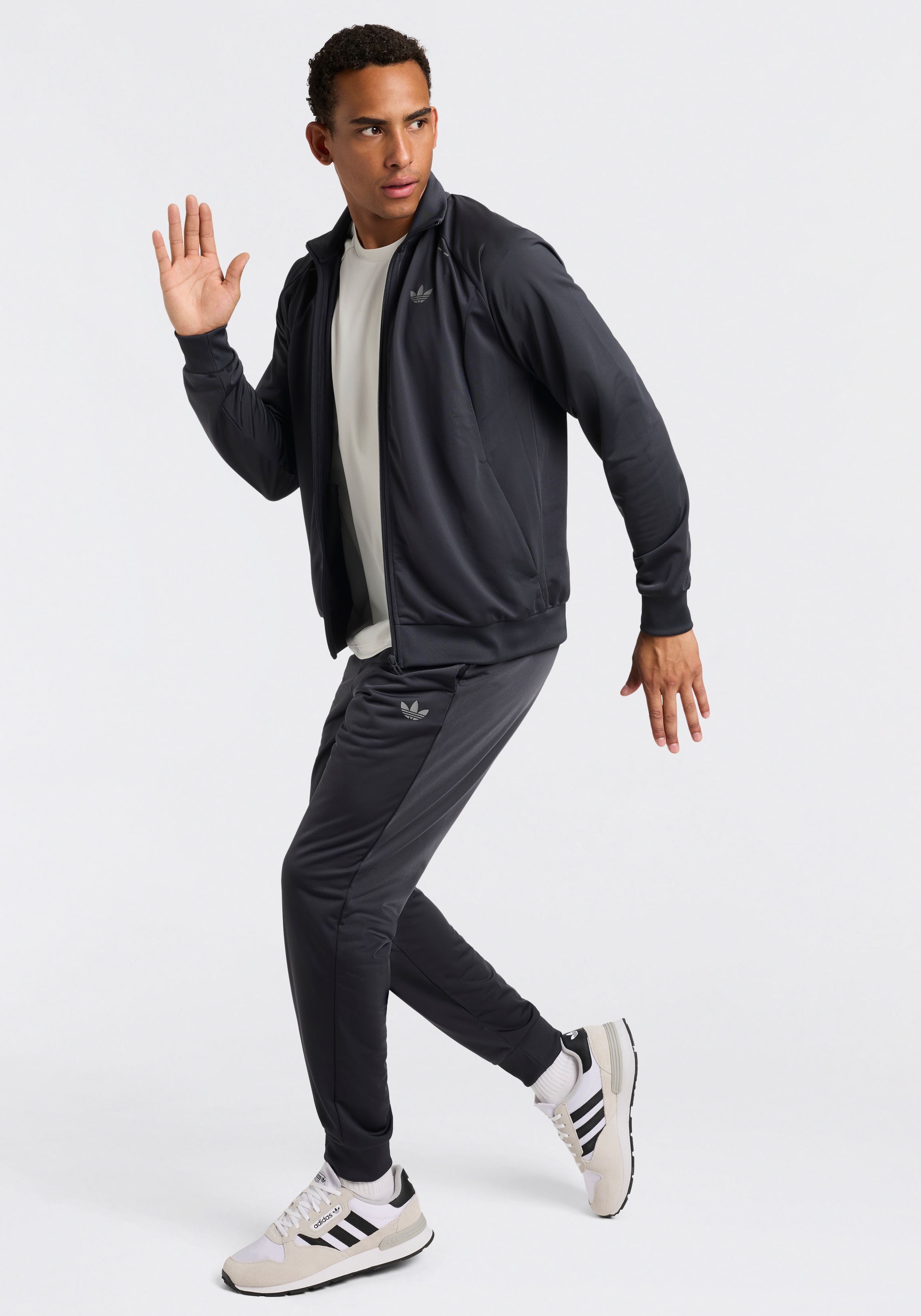 adidas Originals Trainingsanzug "TECH ESS TS" 2 zweiteiliges Set, für Erwachsene, aus Polyester
