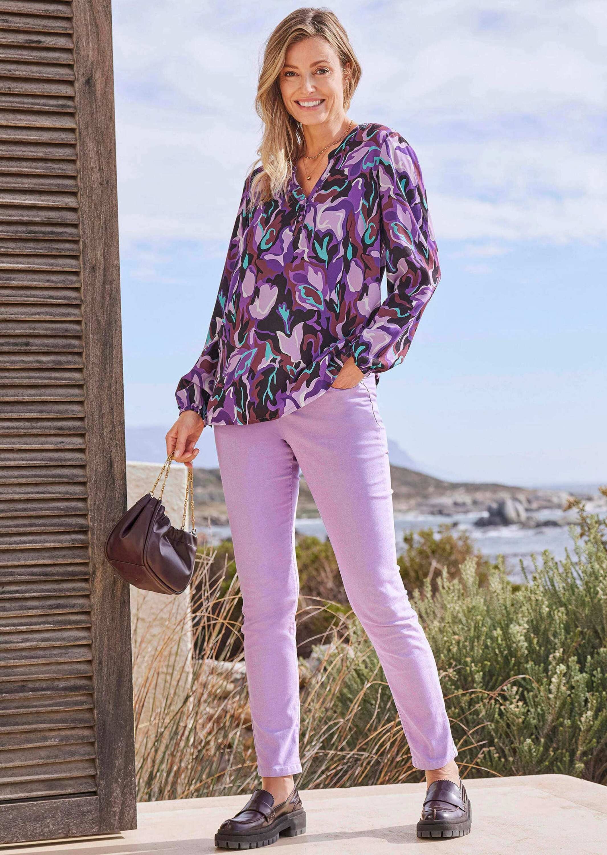 Schlupfbluse GOLDNER "Printbluse mit Allover-Druck", Damen, Gr. 50, lila (lila, gemustert), Obermaterial: 100% Viskose CV., figurumspielend, Gummibündchen, Blusen Schlupfbluse, Mit Seitenschlitzen 3