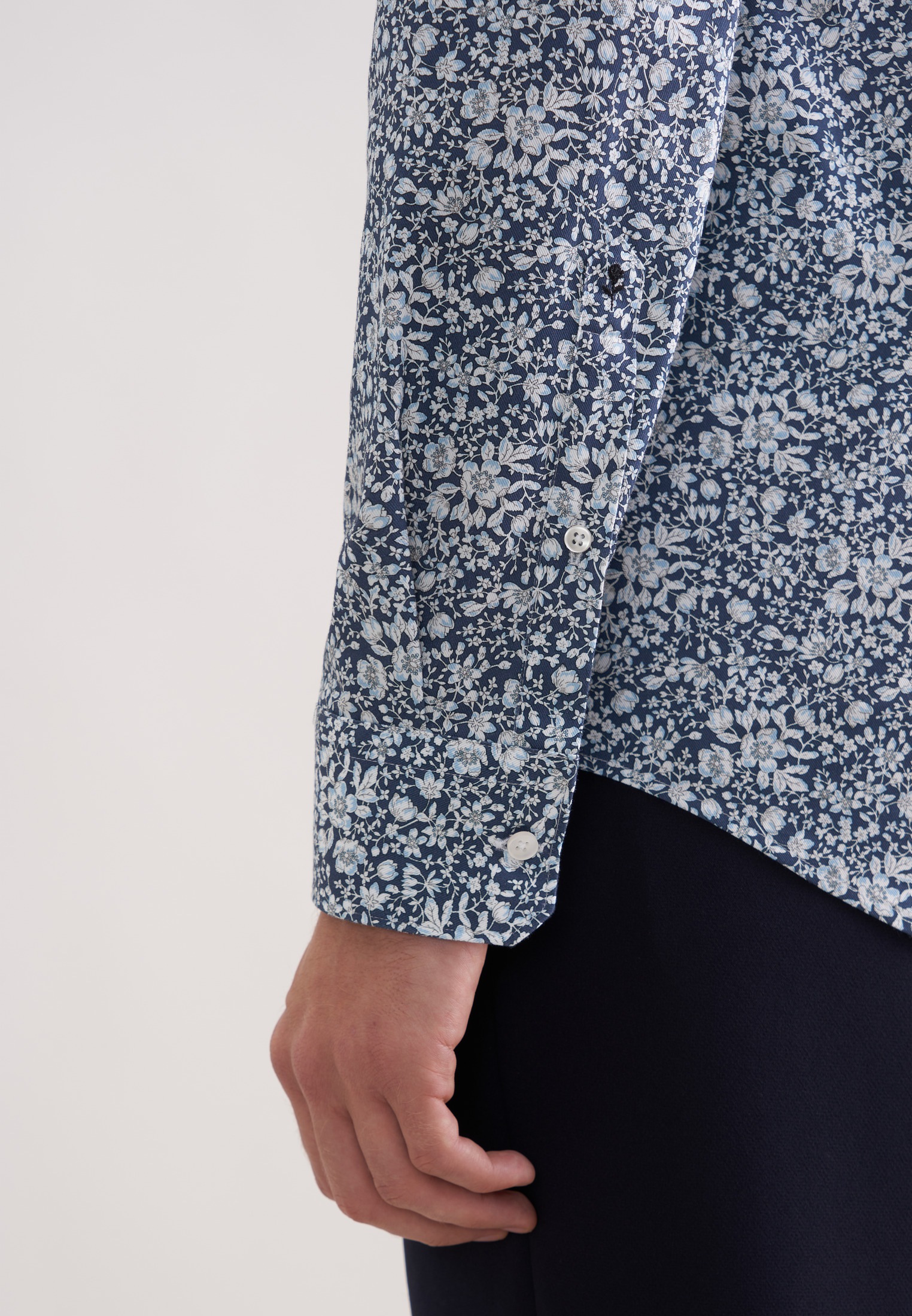 Businesshemd SEIDENSTICKER "Schwarze Rose", Herren, Gr. S (38), normale Ärmellängen, grau, 100% Baumwolle, bedruckt, slim fit, 2-Knopf-Manschette, Hemden, Slim 1/1 Kentkragen Druck 3