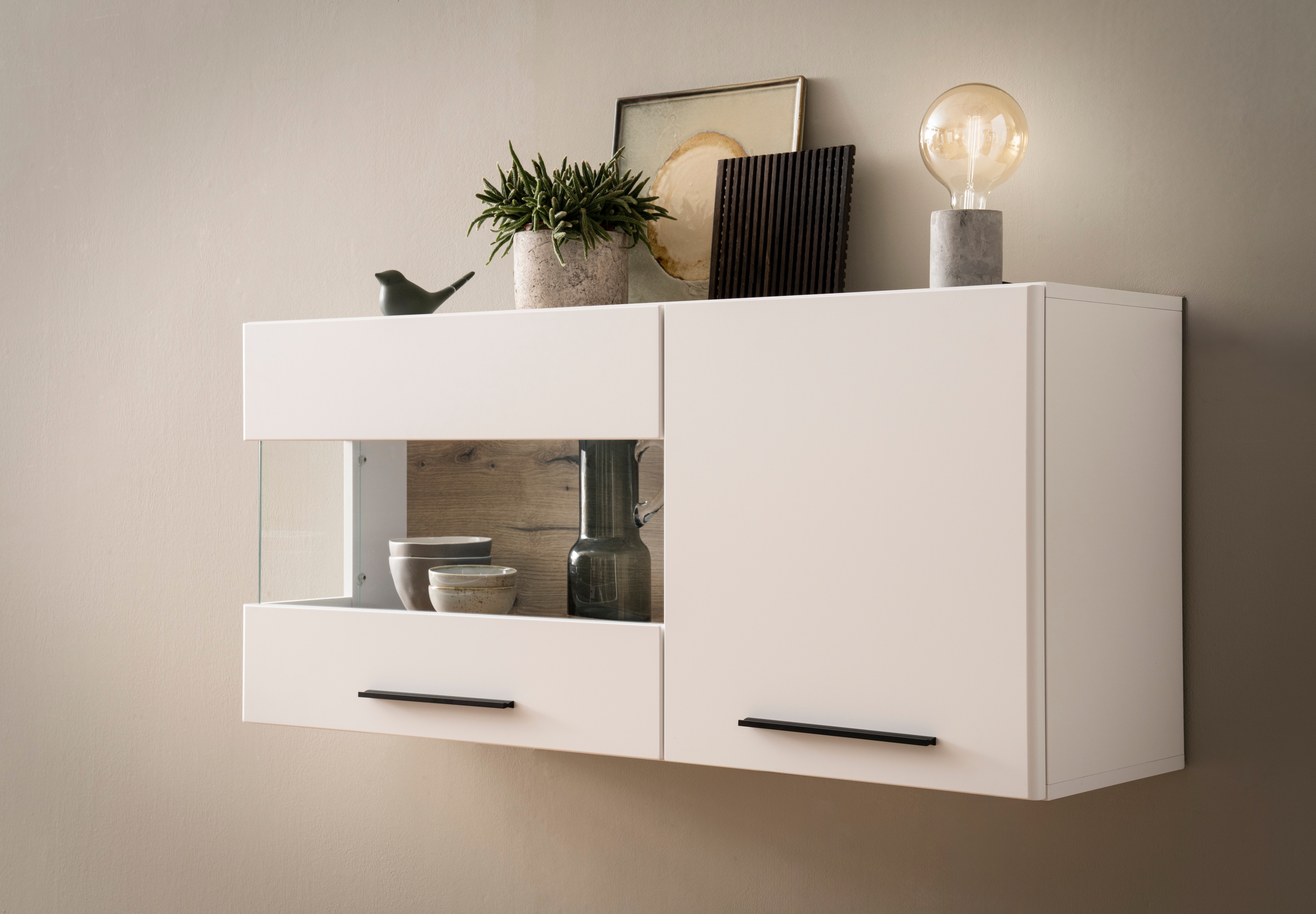 Home affaire Hängevitrine "Salerno Hängeschrank, Glasvitrine, Weiß mit Eiche Evoke Dekor, modern." Metallgriffe, ausreichend Stauraum, vielseitig einsetzbar, 120cm breit