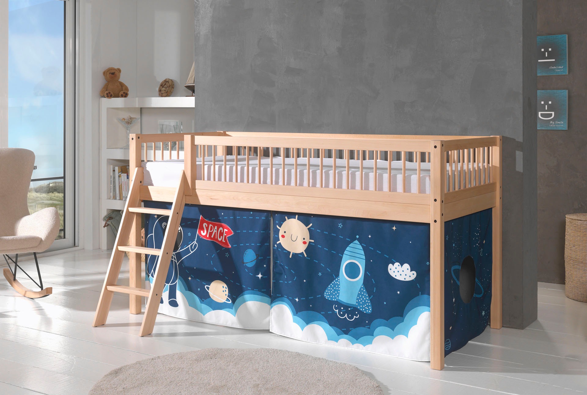 Vipack Spielbett »Forrest, Absturzschutz mit Sprossen-Optik, Pfostenstärken ca. 50x50mm« Buche natur lackiert, stabil und hochwertig gebaut, inkl. Lattenrost,  90/200 cm, inkl. Vorhang-Set 3-tlg., Spielbereich unter dem Bett