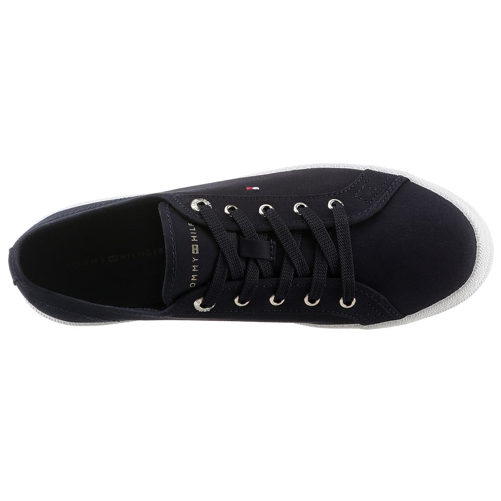 Tommy Hilfiger Plateausneaker »ESSENTIAL VULCANIZED SNEAKER«, mit gestickter Logoflag, Freizeitschuh, Halbschuh, Schnürschuh