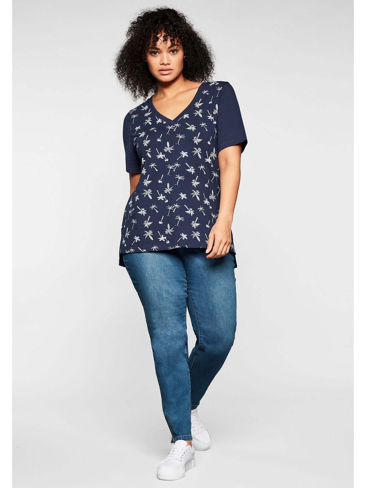 Sheego T-Shirt »Große Größen«, mit tiefem V-Ausschnitt und Palmenprint vorn  für kaufen | BAUR
