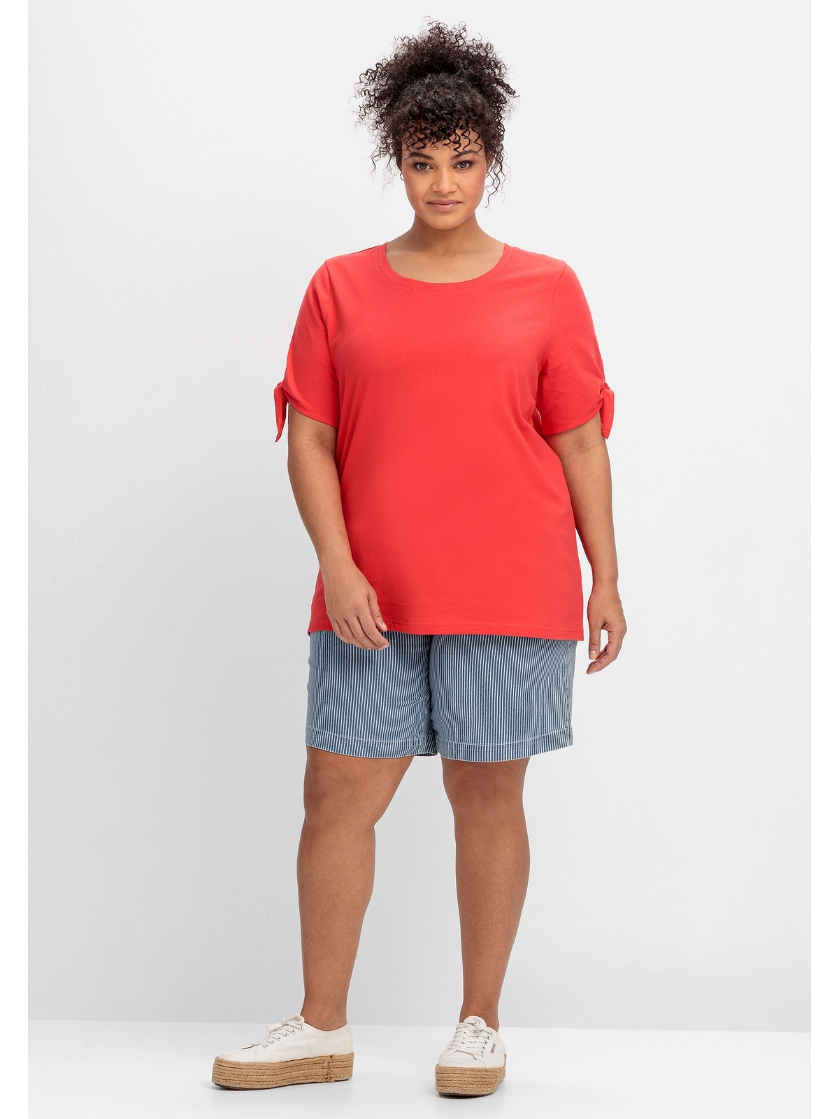 Sheego T-Shirt »Große Größen«, online Knotendetail am kaufen Ärmelsaum | mit BAUR